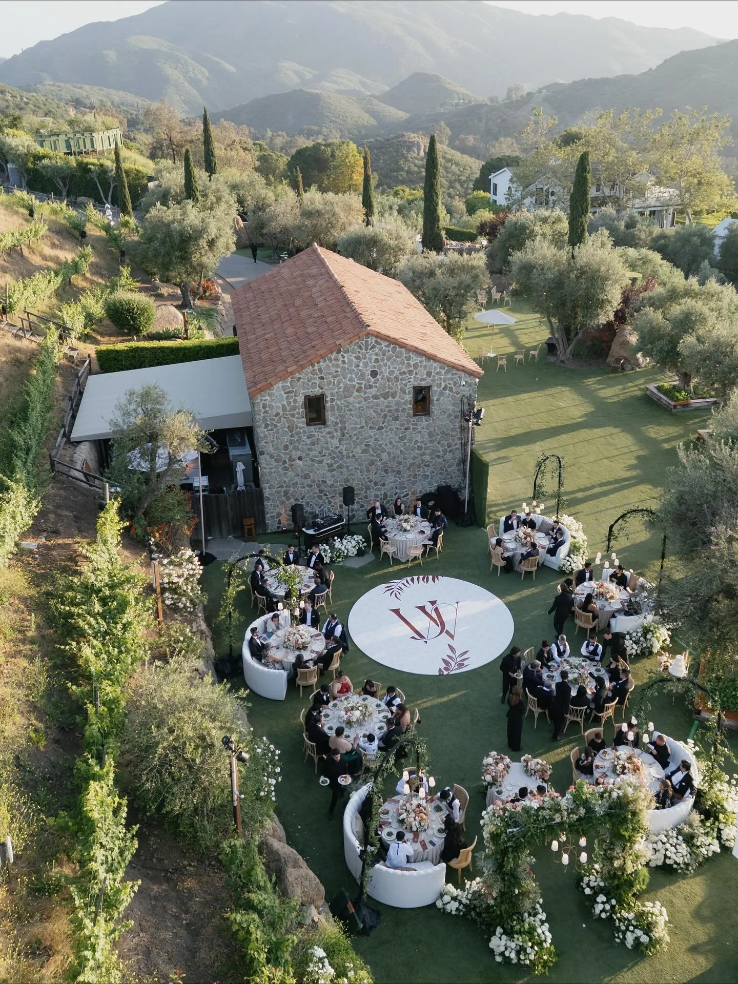 Magic in Malibu 🤍

Venue @cielofarms
Planning and Design @cclweddings
Photo @mayiosotaluno
Floral @threepetalsdesign
Rentals @foundrentalco @premiere_rents @luxe_linen
Catering @pausmithgroup
Stationery @velvetfoxdesigns
DJ @redshoela
Musicians @pin