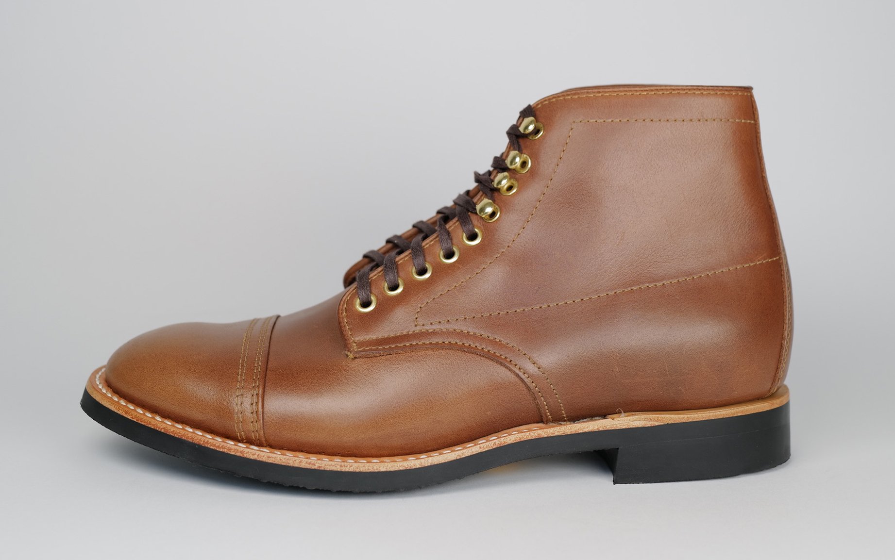 The signature Hambleton padded tongue provides cushioned comfort behind the laces