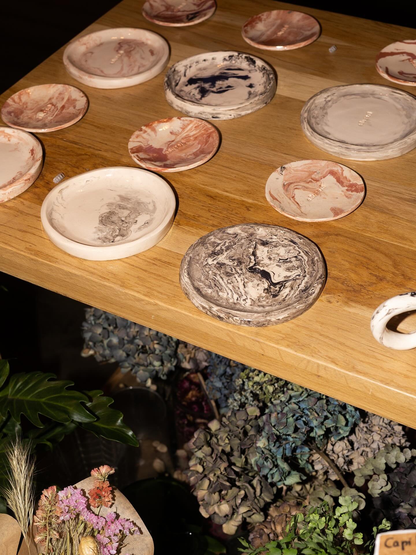 We stopped by @hoyparis boutique right at the entrance, where their gorgeous florist is also set up. On the table: stunning @graangeceramics mugs and plates, Yoga for Breakfast shirts, and curated pieces we love

#HOYparis #parishotels #boutiquehotel