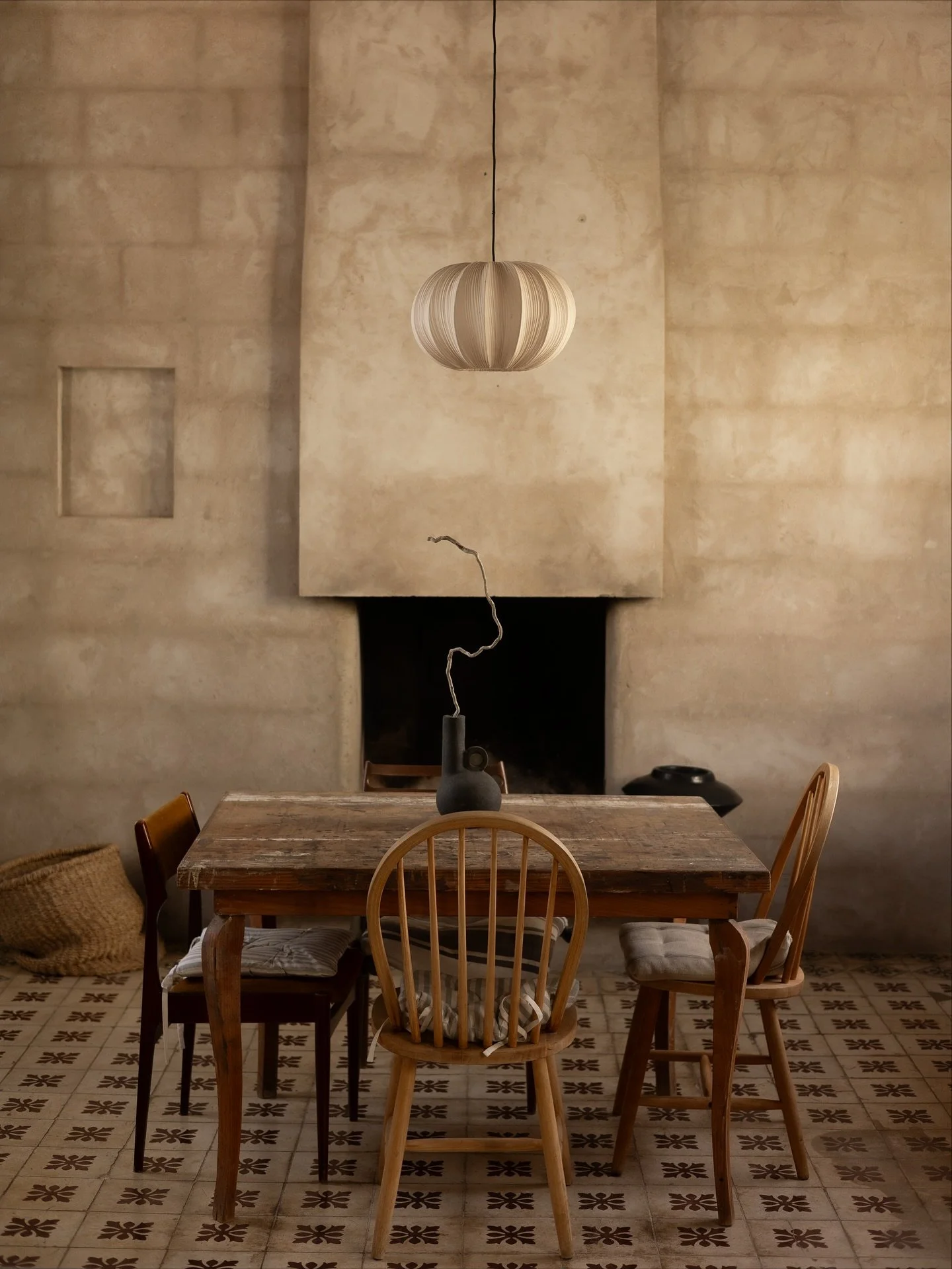 A glimpse inside the personal world of Anthony Picq, founder of @ecohotel_el_agua , through the interiors of his home, reveals a mind that is constantly evolving, full of ideas, and deeply personal. We have met him a few times, and each encounter lea