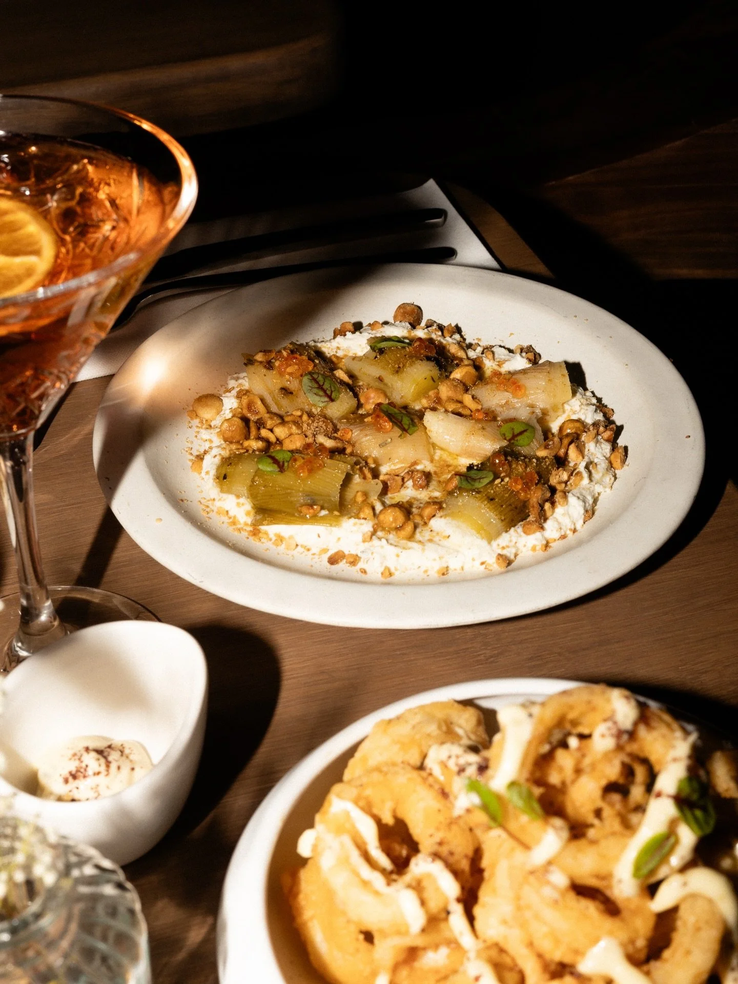 Our new go-to in the 6th @mazaparis 
 Sharing plates, sunshine vibes, and big flavours.

On the menu: patatas bravas, sardines, hummus, fried calamari, roasted leeks, all the dishes that feel like the coast, long lunches, and endless summer energy.

