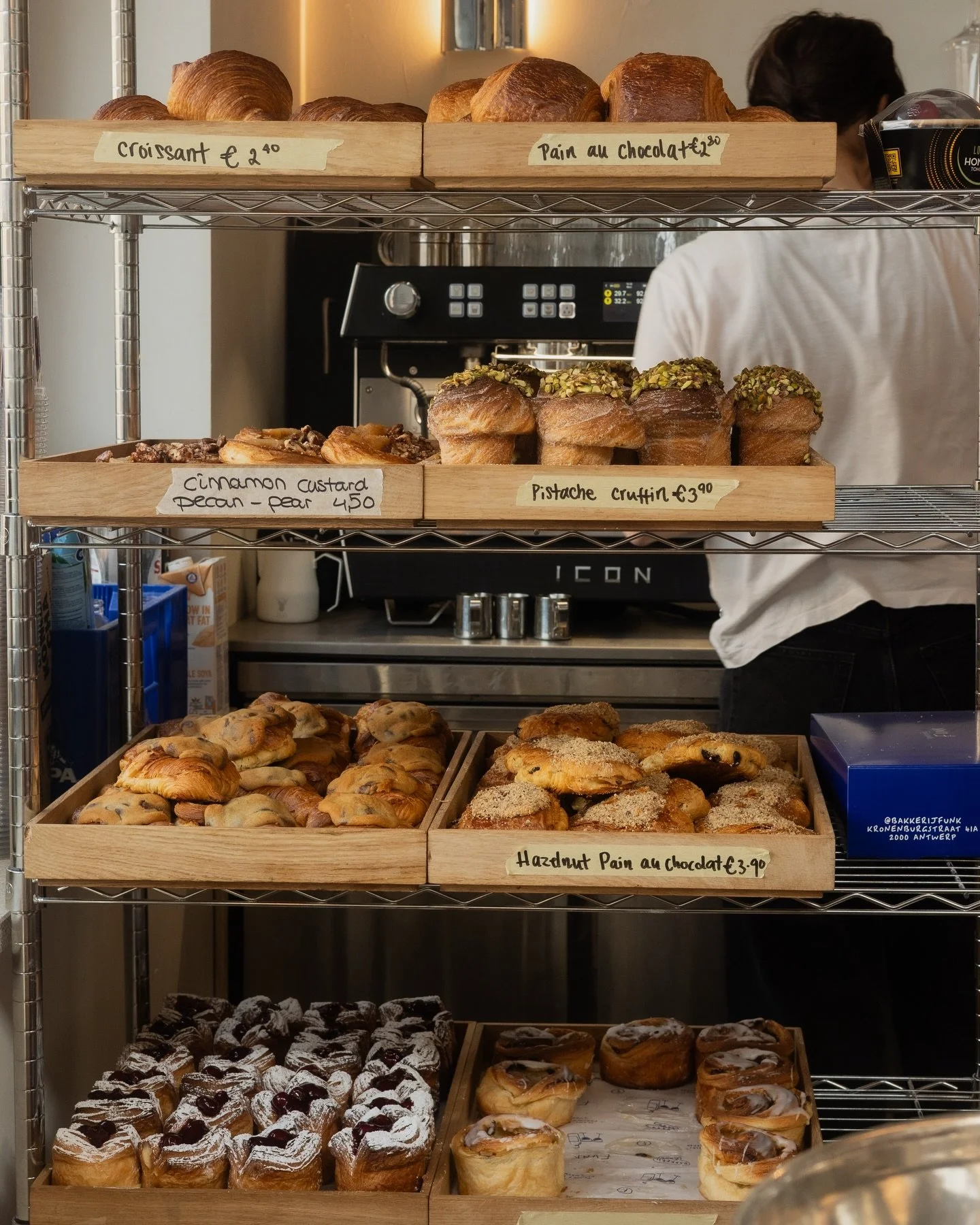 Antwerp has a strong bakery game, we&rsquo;re not going to lie, but @bakkerijfunk seriously took the cake. Highlights? Cinnamon custard and an oat flat white on the side.

#antwerp #Bakkerijfunk #antwerptravelguide #travelguide #travel