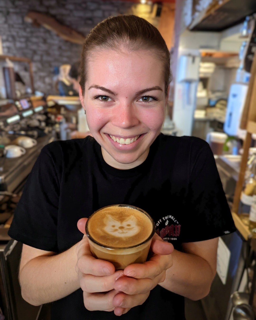 We can confirm no cats were harmed in the making of this coffee, just Lina's hands because I took too long to take photo, sorry Lina 😅
.
.
.
.
.
.
.
.
#Edinburgh #southbridge #coffee #cortado #cats #latteart #veganfriendly