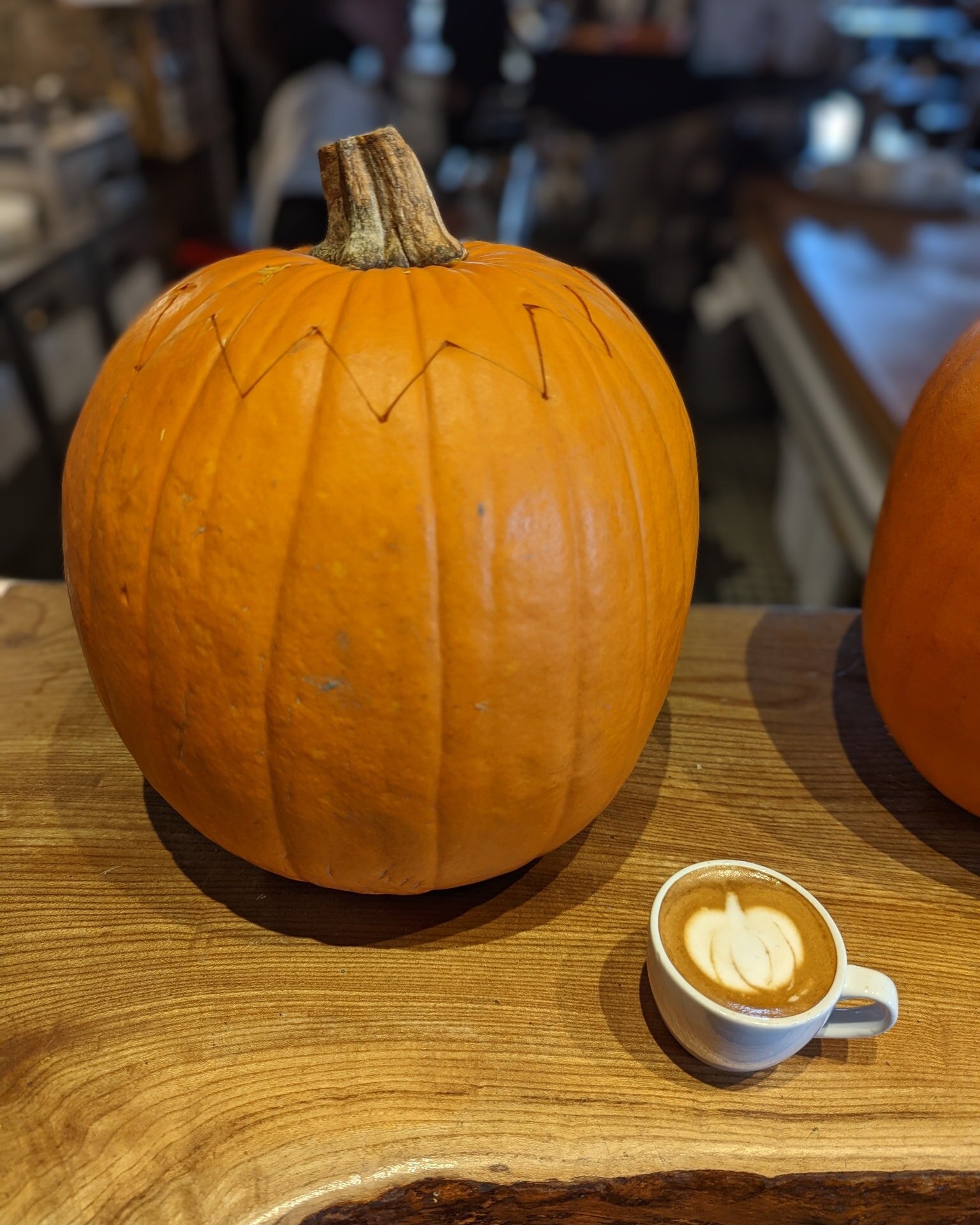 Love Halloween but hate pumpkin spice lattes?
.
Jay's got you covered with some autumnal latte art 😛
.
.
.
.
.
.
.
.
#edinburgh #coffeeshop #latteart #coffee #halloween #pumpkin #pumpkinspice