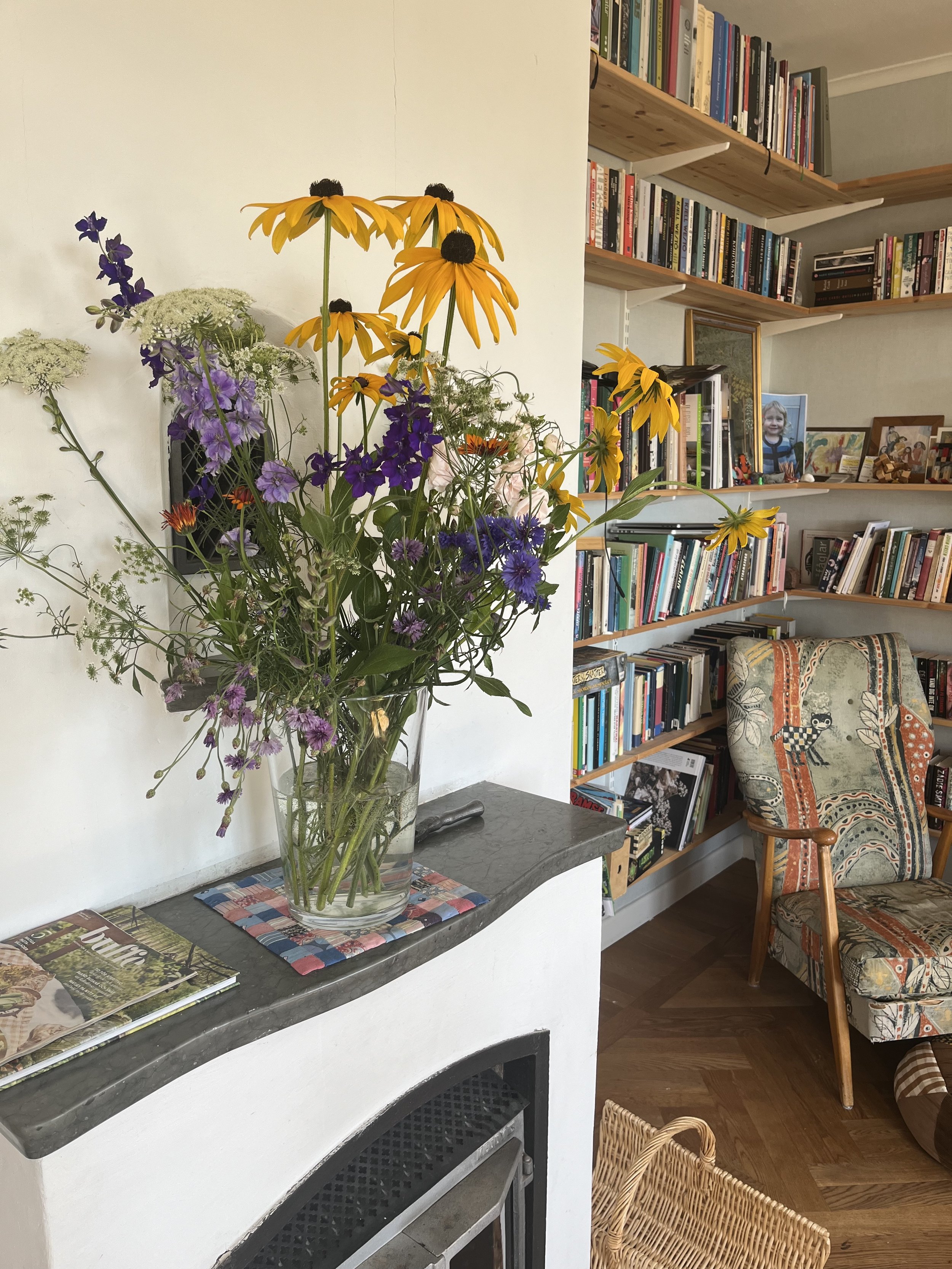 Stor vas med rudbeckia, tandpetarsilja, romersk riddarsporre, blåklint.jpg