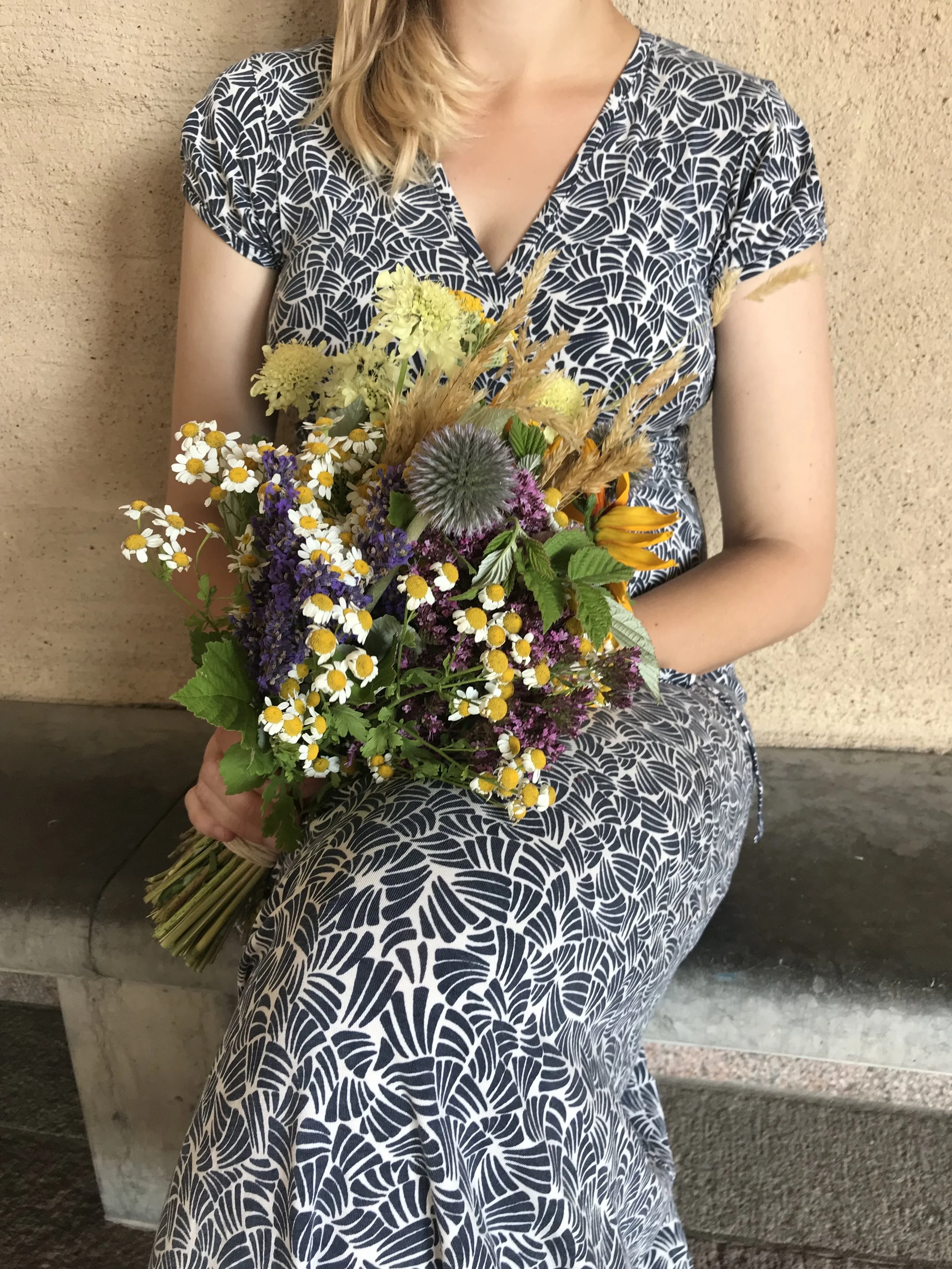 Brudbukett, egenplockad, mattram, lavendell, bolltistel, hallon, oregano, gräs, rudbeckia