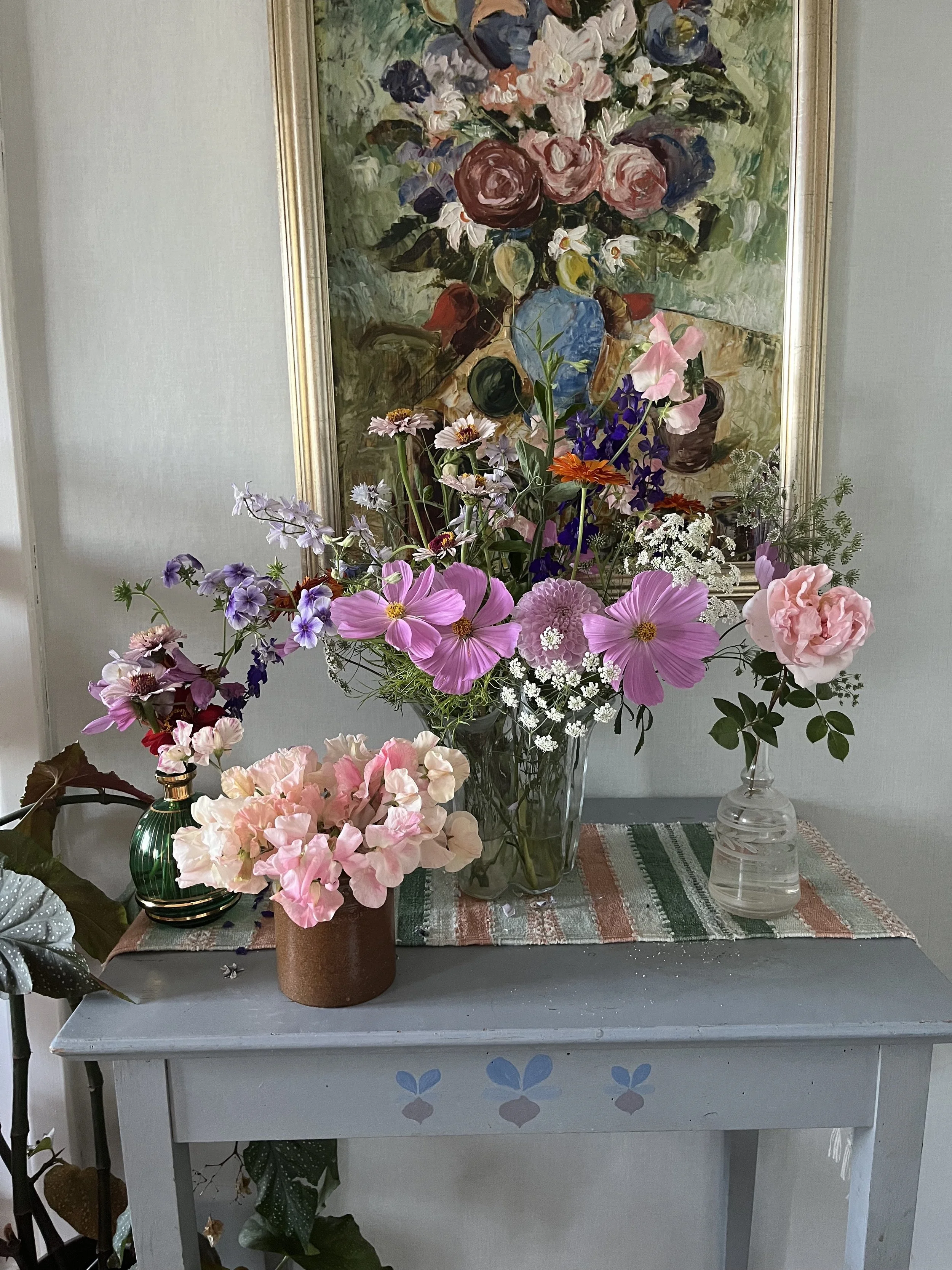 Blomsteraltare med austinros, luktärter, slöjsilja, rosenstjära, zinnia, ringblommor, sommarflox