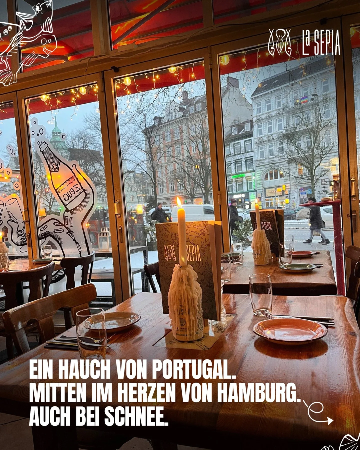 Auch wenn es in Hamburg schneit &ndash; bei La Sepia ist es immer warm.
Von unseren gem&uuml;tlichen, kerzenbeleuchteten Tischen bis zu unserer Lieblingsecke mit B&uuml;chern und Spielen f&uuml;r Kinder haben wir einen Ort geschaffen, an dem sich jed