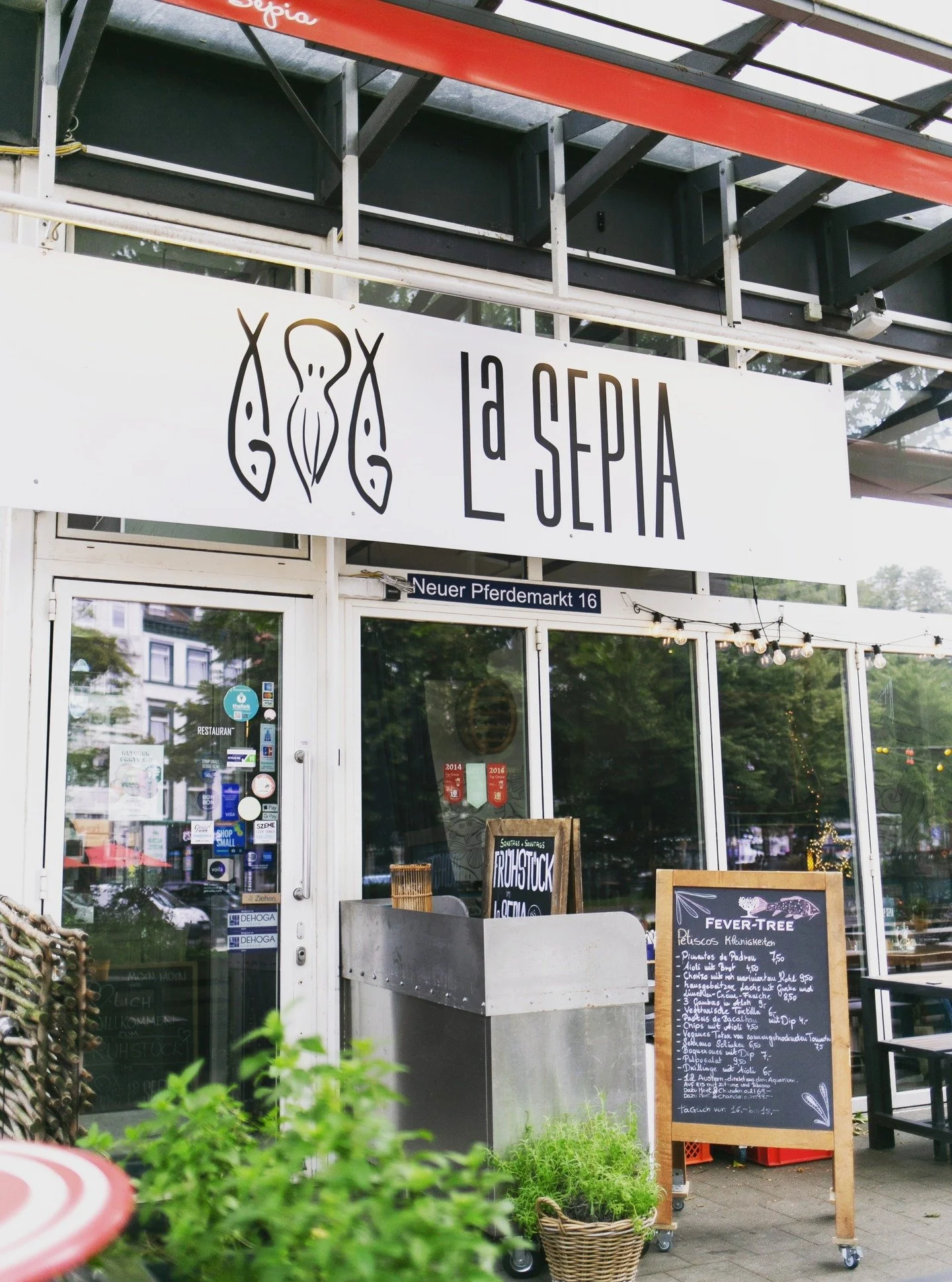 Heute haben wir schon ab 15 Uhr f&uuml;r Euch ge&ouml;ffnet! Genie&szlig;t auf unserer Terrasse die Sonne, Drinks, Petiscos und unsere Classicos! 
#lasepiahamburg #restaurantshamburg #seafood #portugiesischek&uuml;che #Drinks