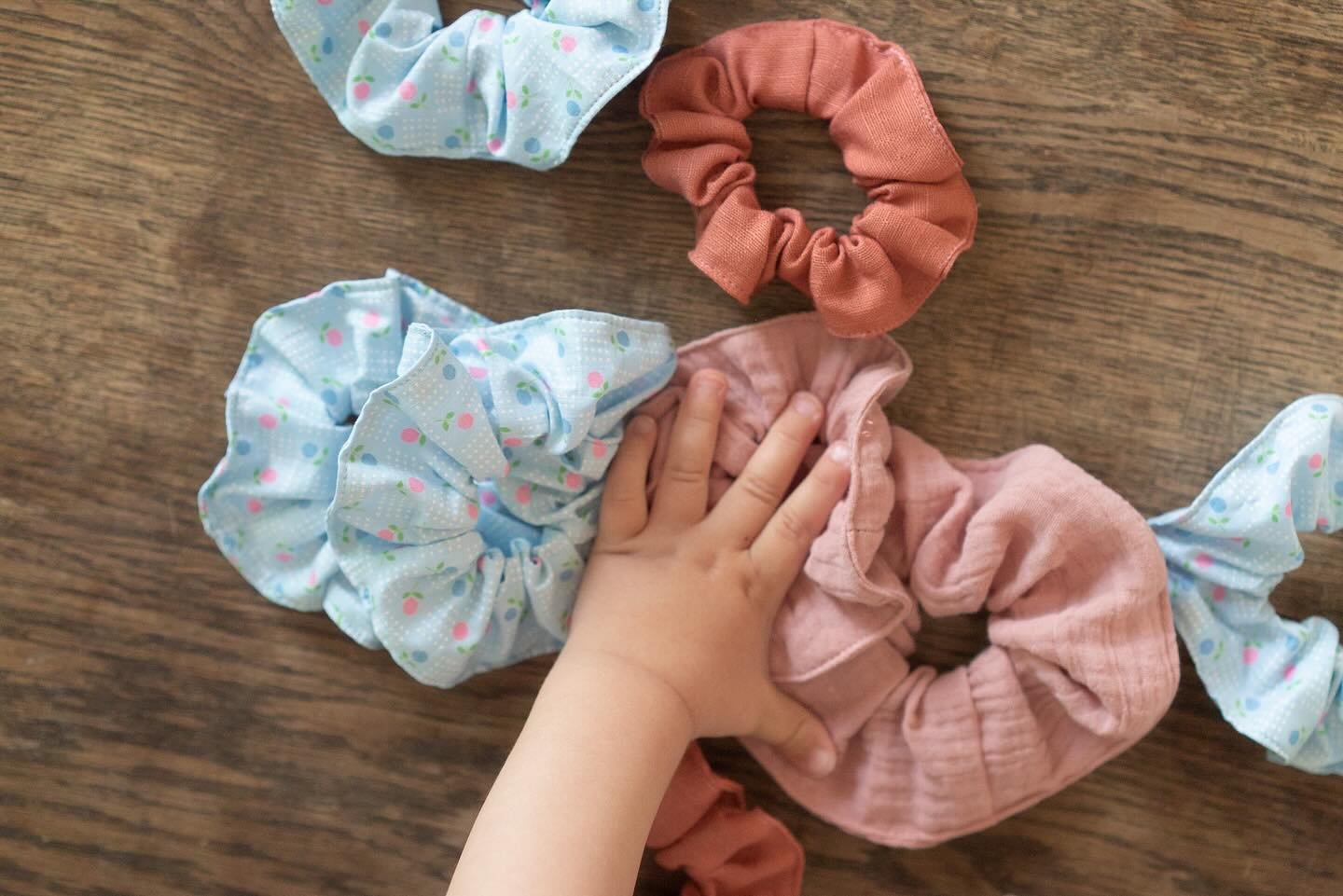 Was aus Stoff&ldquo;RESTEN&ldquo; wird &amp; aus Stoffen die ich in Secondhands finde✨
Ich selbst lieb&lsquo;s dass die Scrunchies wieder gekommen und geblieben sind bisher!
