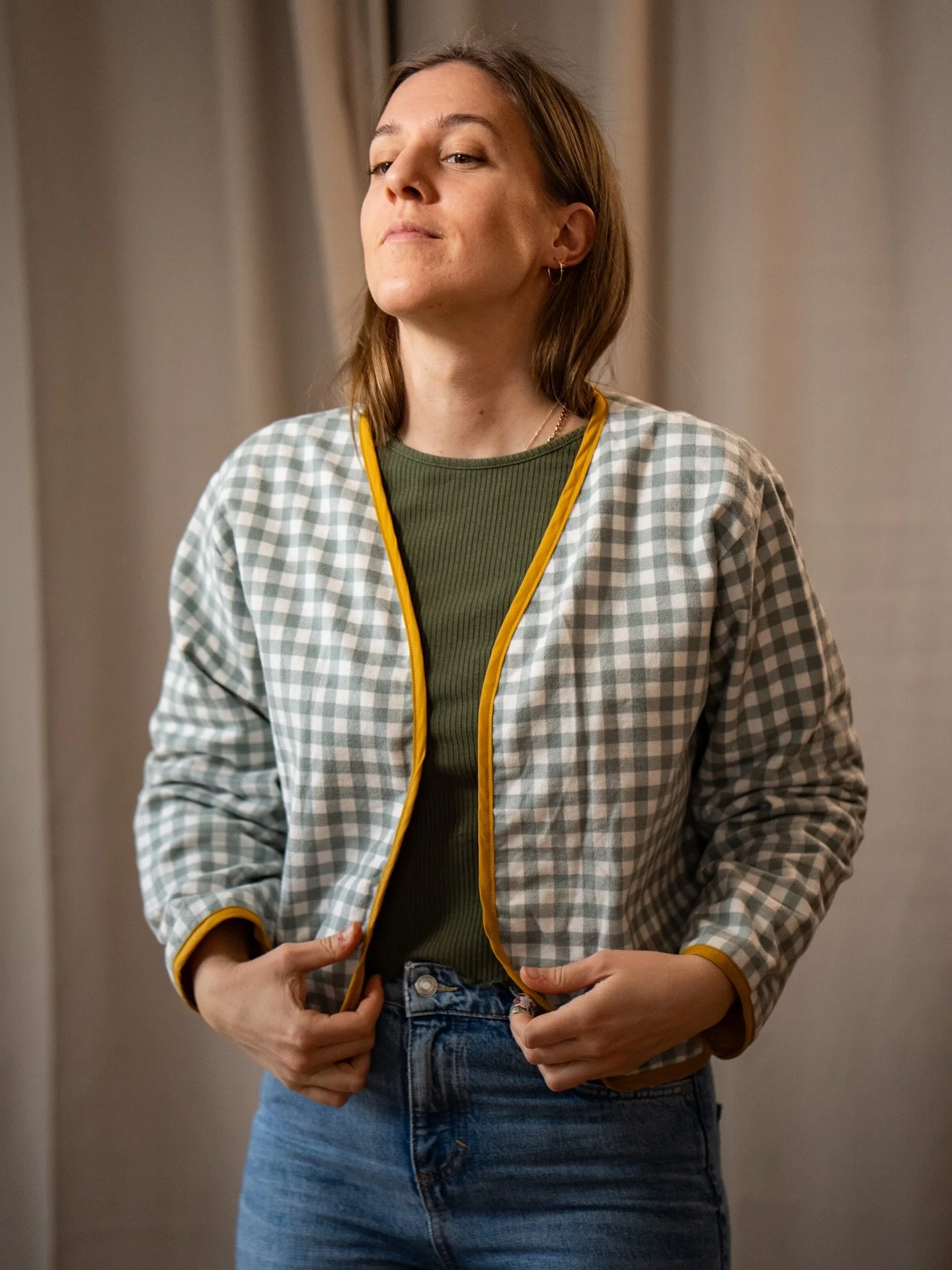 Du kannst sie drehen und wenden wie du willst&hellip;✨🩵💛 Eine Seite weicher Karo Flanell &amp; auf der anderen knall senfgelbe Biobaumwolle! Handgemacht hier bei mir &amp; von mir.
Beidseitig tragbar!! Das hei&szlig;t quasi zwei f&uuml;r den Preis 