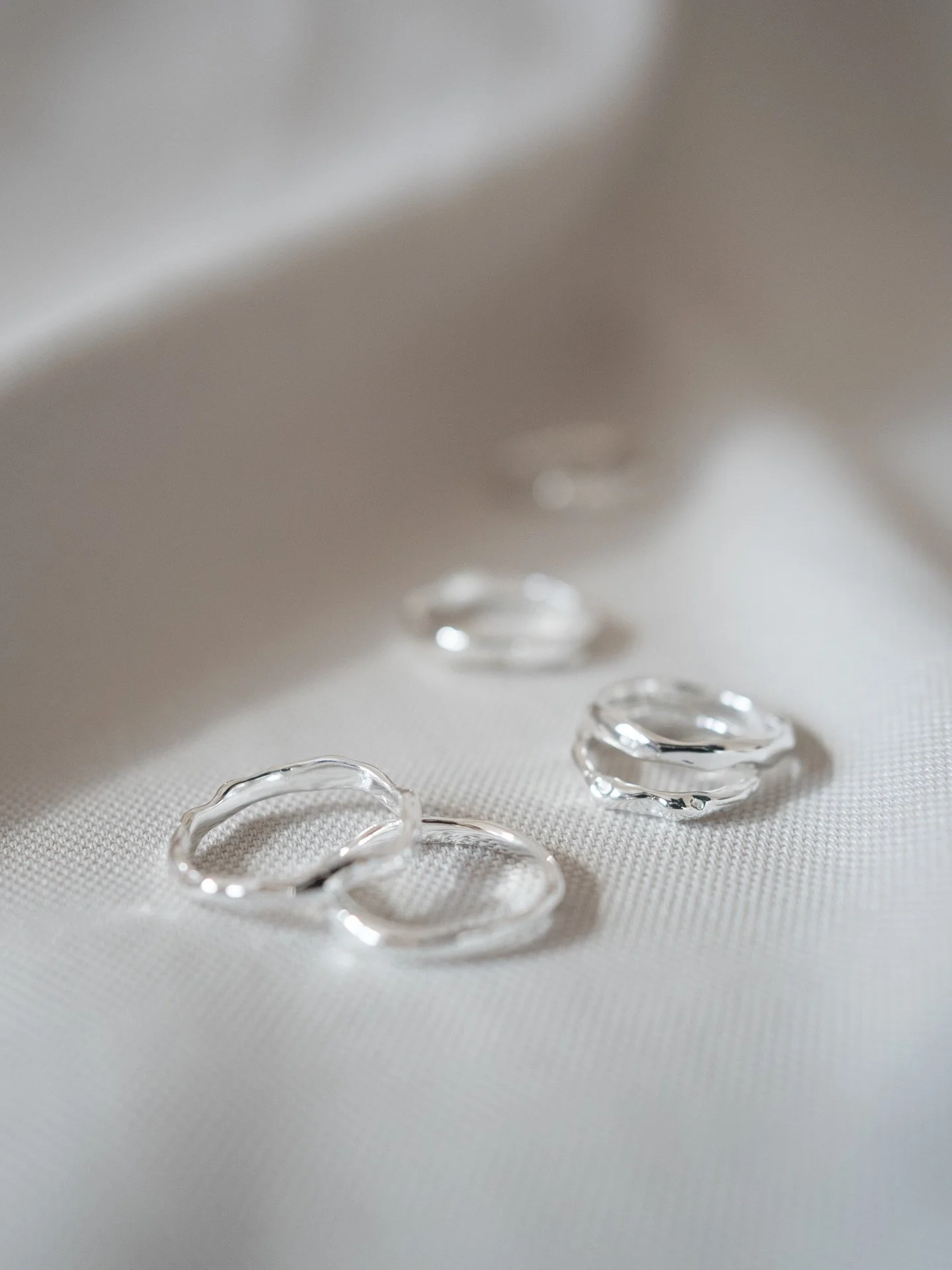 Melted. Silver. Ring. Naturelike. ❤️&zwj;🔥

Gibt&rsquo;s jetzt in Shop! Schau halt mal.
Jeder Ring ist ein Unikat und gibt&rsquo;s nur einmal so. Gestempelt nat&uuml;rlich-925 Silber. Poliert.
Ich mach die so gerne! Handgemacht im Atelier in Pforzhe