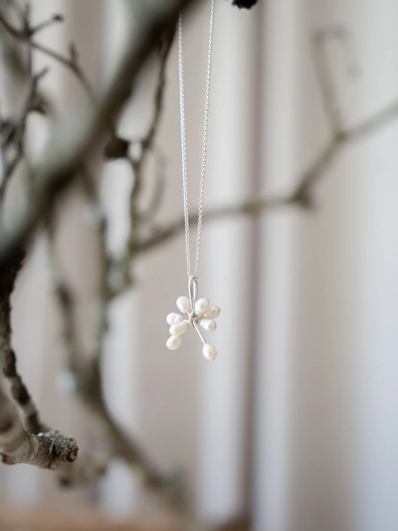 Diese Kettenanh&auml;nger &amp; Ohrschmuckis nenne ich Perlenbl&uuml;ten🤍 Obsessed!
Die fallen wie sie wollen. Bewegen sich. Sind zart und doch so wirkungsvoll! 
Gibt&rsquo;s im Shop auch.

✨Hi, ich bin Mia. Goldschmiedin &amp; Kreativschaffende. Be