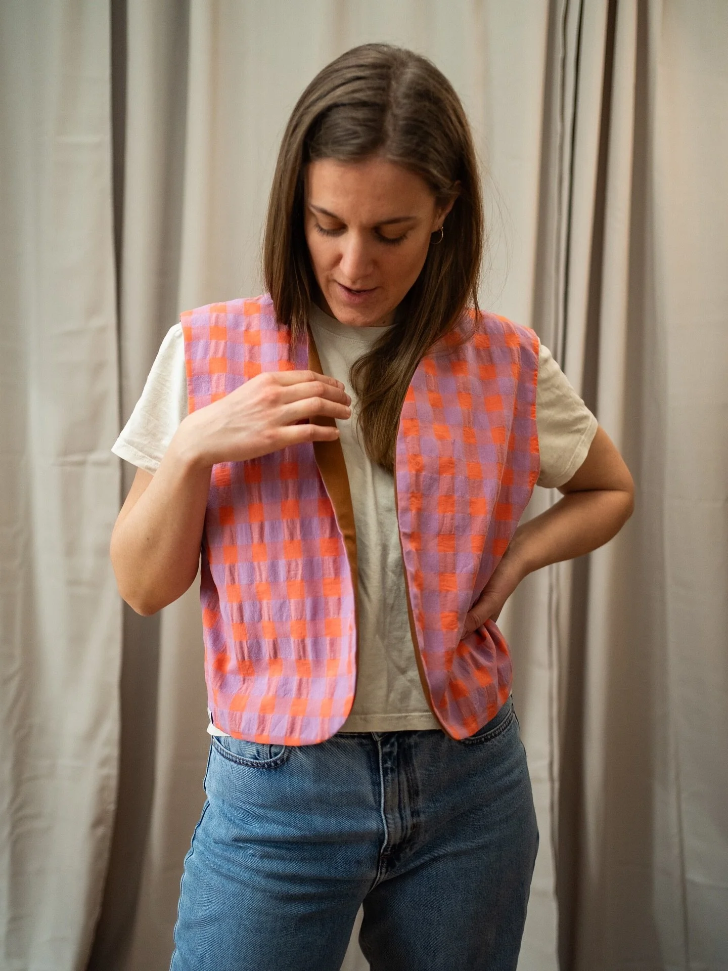 And again-turn it like you feel it!
Die w&auml;rmeren Tage kommen und du bist hier mit Top gekleidet. Easy zum dr&uuml;ber werfen und so eine sch&ouml;ne Farbkombi. Du kannst die Weste beidseitig tragen und es gibt nur eine nahezu unsichtbare Naht am