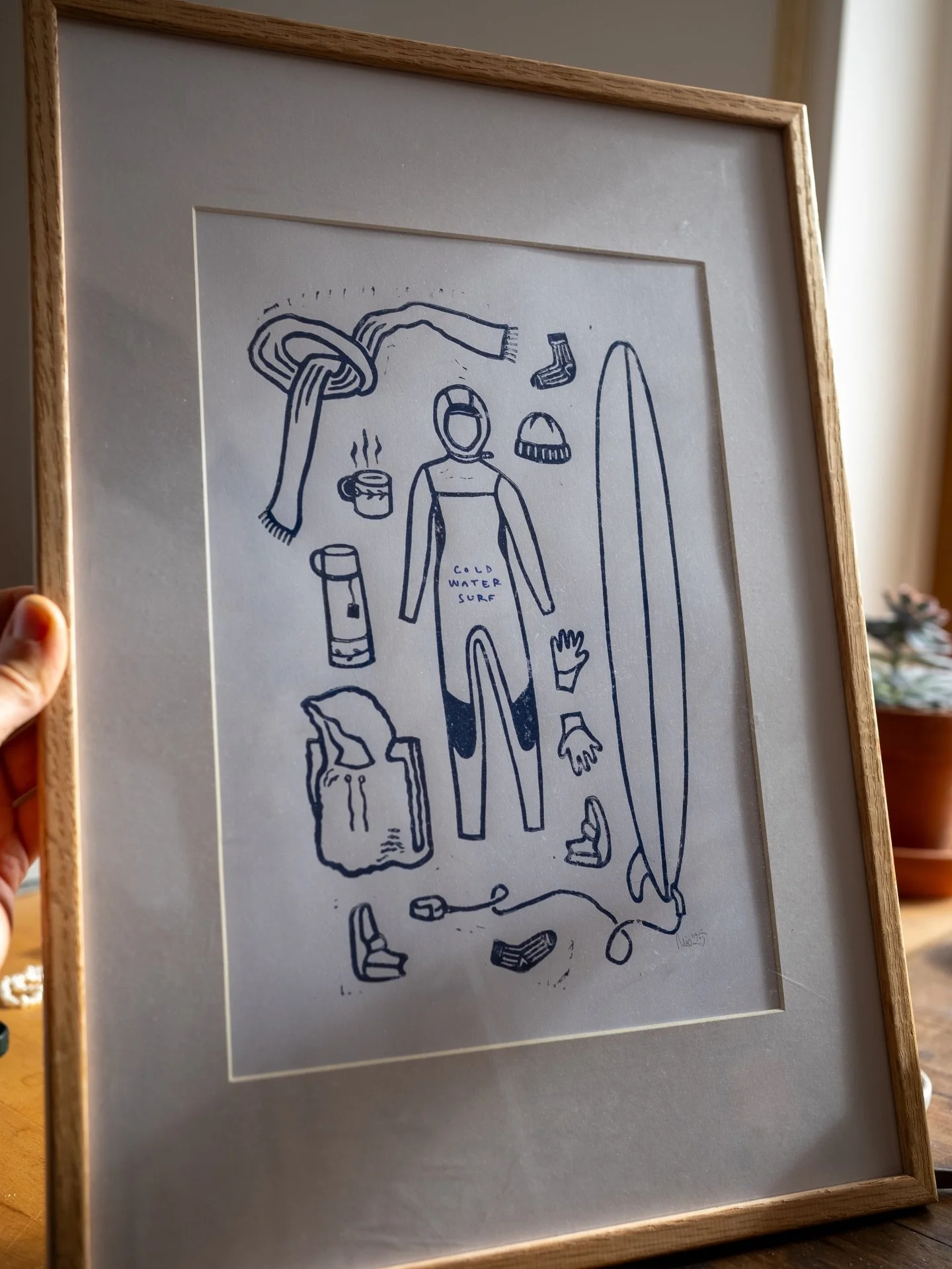 🌊cold water surf✨
It&rsquo;s simply magical! Alles was du brauchst f&uuml;r eine session im kalten Ozean-findest du hier drauf! Ein herrlicher reminder f&uuml;r deine Wand; der n&auml;chste Wellentrip wartet!

Gibt&rsquo;s im Shop.
Originale. Lino p