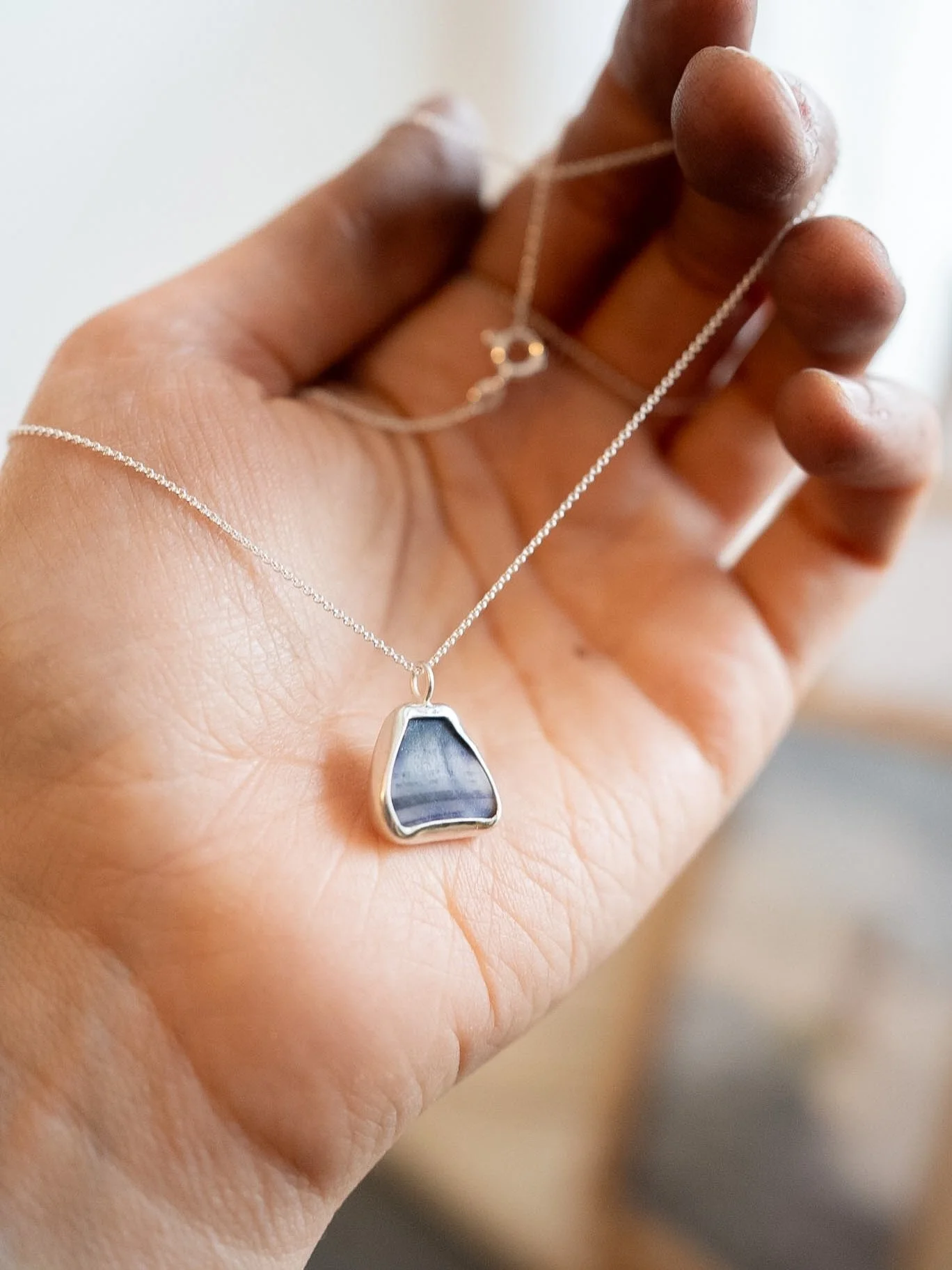 Seashells &amp; Seaglass 🌊🩵 with dirty workshop hands.
In the shop. Check it out!

✨Hi, ich bin Mia. Goldschmiedin &amp; Kreativschaffende. Bei mir gibt&rsquo;s Schmuck, Papeterie &amp; Kleidung und alles handgemacht! Das feier ich n&auml;mlich🥳
I