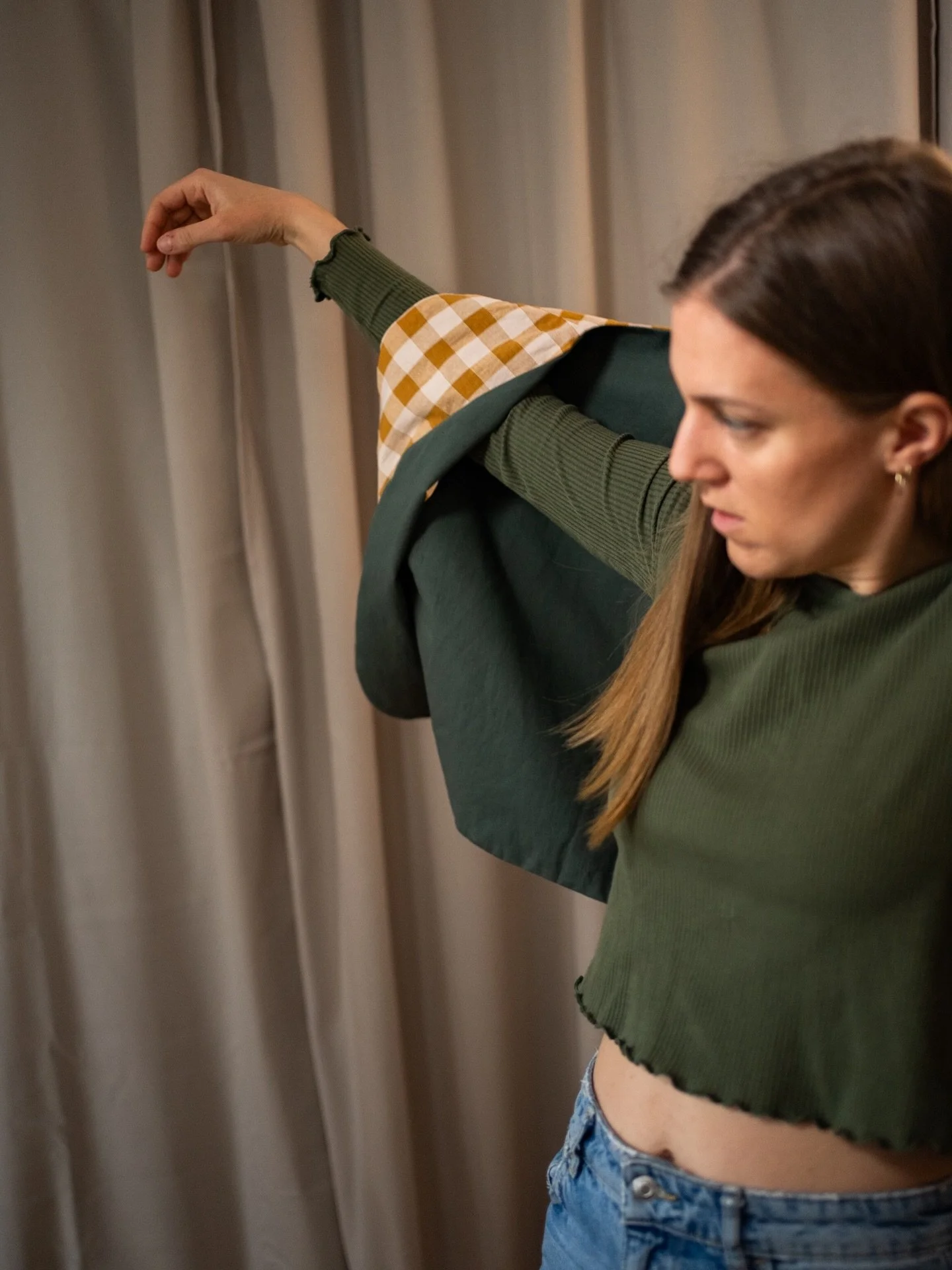 KARO Wendeweste💛
You know the drill-Es gibt nur eine versteckte Naht. Somit kannst du beide Seiten wunderbar nach Au&szlig;en tragen, perfekt f&uuml;r den Fr&uuml;hling jetzt🌞
Gibt&rsquo;s im Shop!

✨Hi, ich bin Mia. Goldschmiedin &amp; Kreativscha