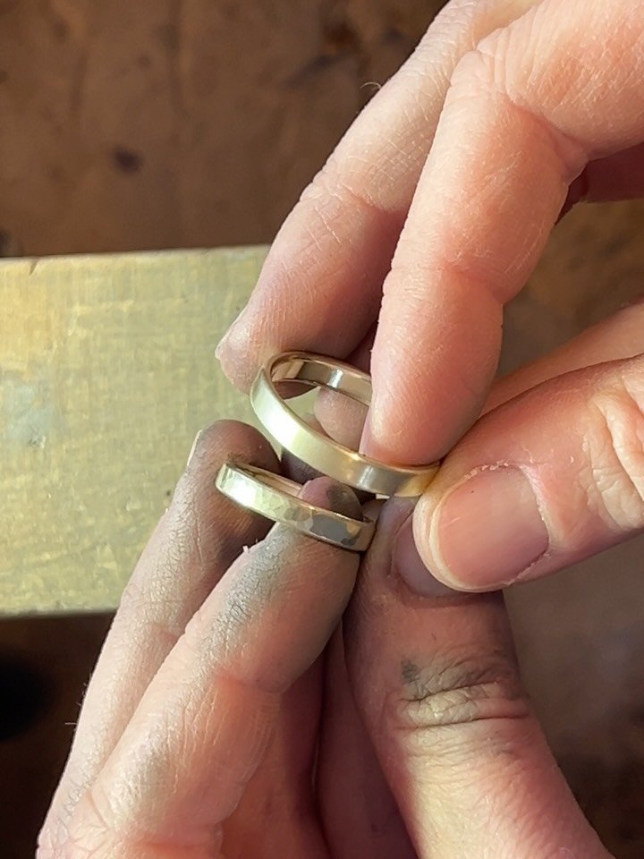 Sollten Trauringe aus Gold sein? Ja, schon😇

Aber im Ernst:
Es spricht viel daf&uuml;r! Beispielsweise:
* Schon seit Jahrhunderten werden Goldringe als Schmuck getragen. Sie sind wundersch&ouml;n und zugleich wertvoll. Und das passt doch ganz gut zu