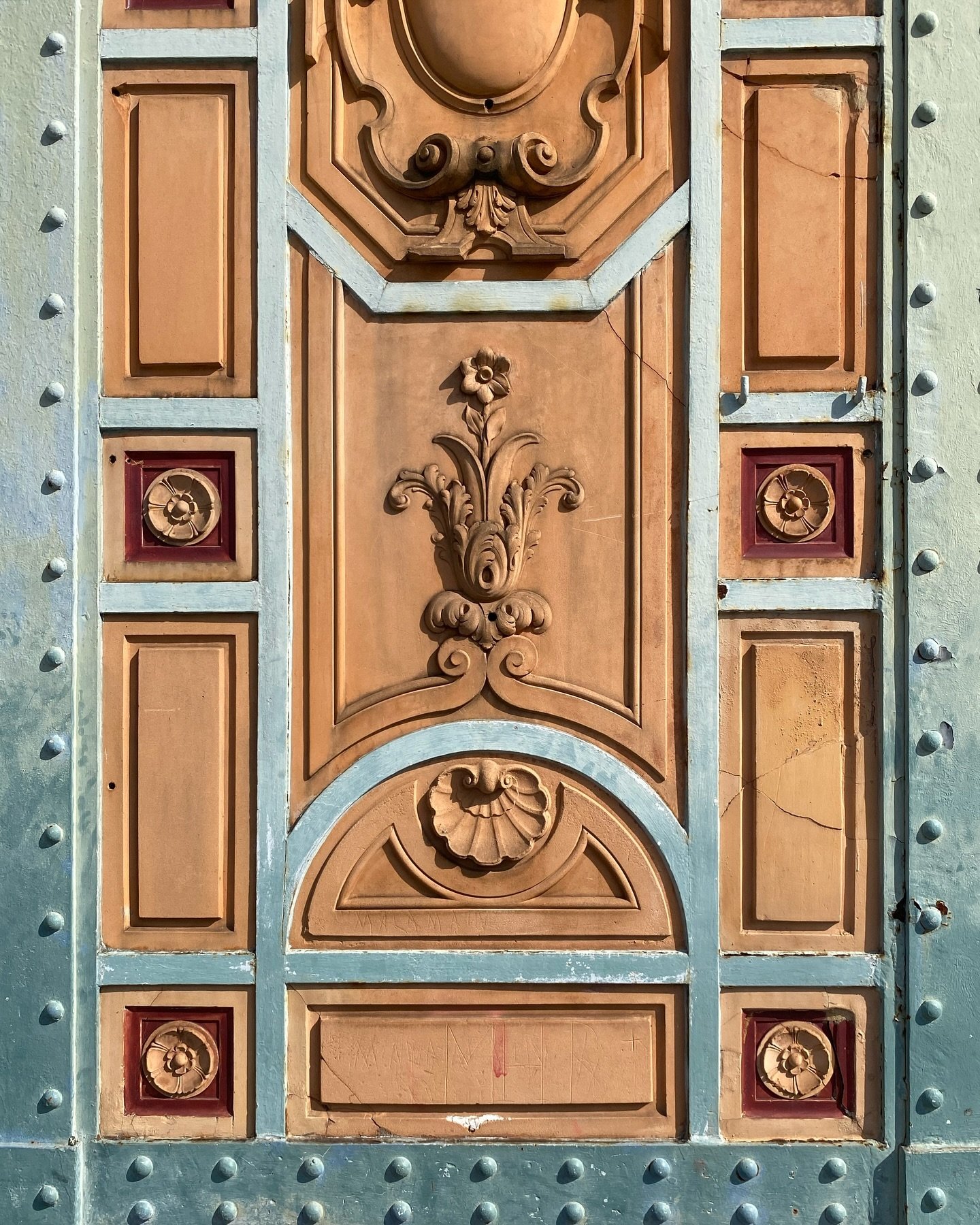 D&eacute;tail parisien. Qui saura situer cet bas relief ? Le cadre peut &ecirc;tre un indice pour limiter les recherches. R&eacute;ponse et localisation mise &agrave; jour au prochain post. Save it for later.

#quizz #basrelief #detailphotography #pa