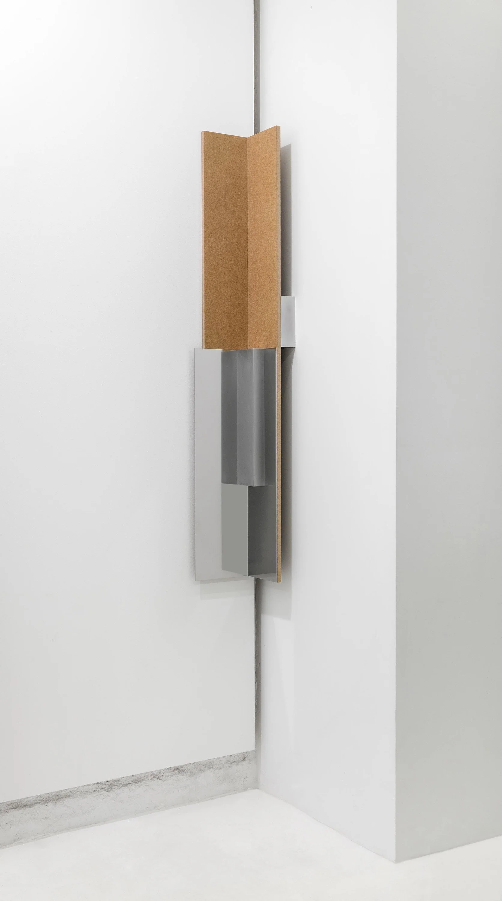 Amparo Tormo | Untitled, 2013 | aluminum, stainless steel mirror and MDF | 150 x 25 x 19 cm 