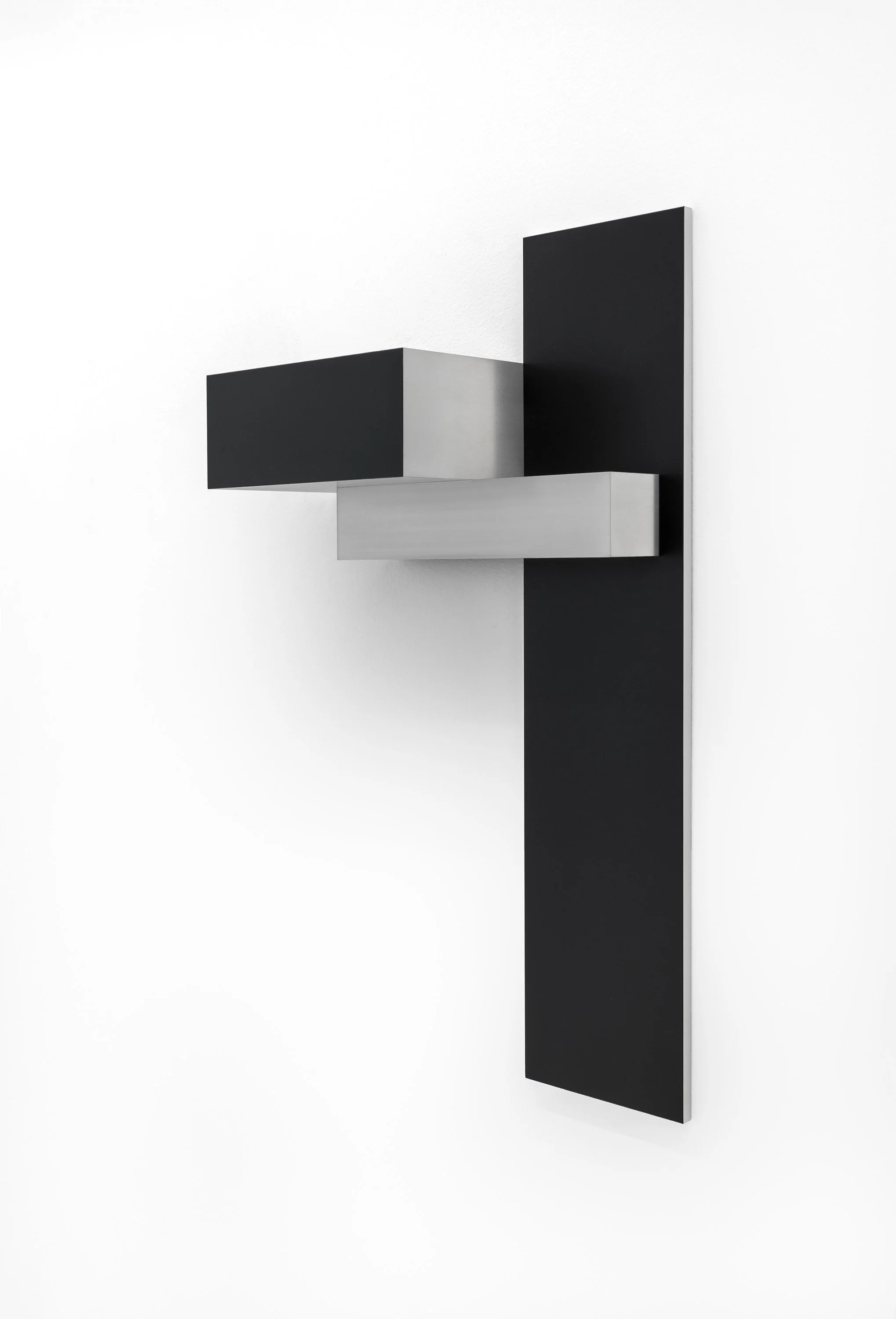 Amparo Tormo | Untitled, 2022 | aluminum and lacquered aluminum | 64,5 x 36,2 x 14 cm