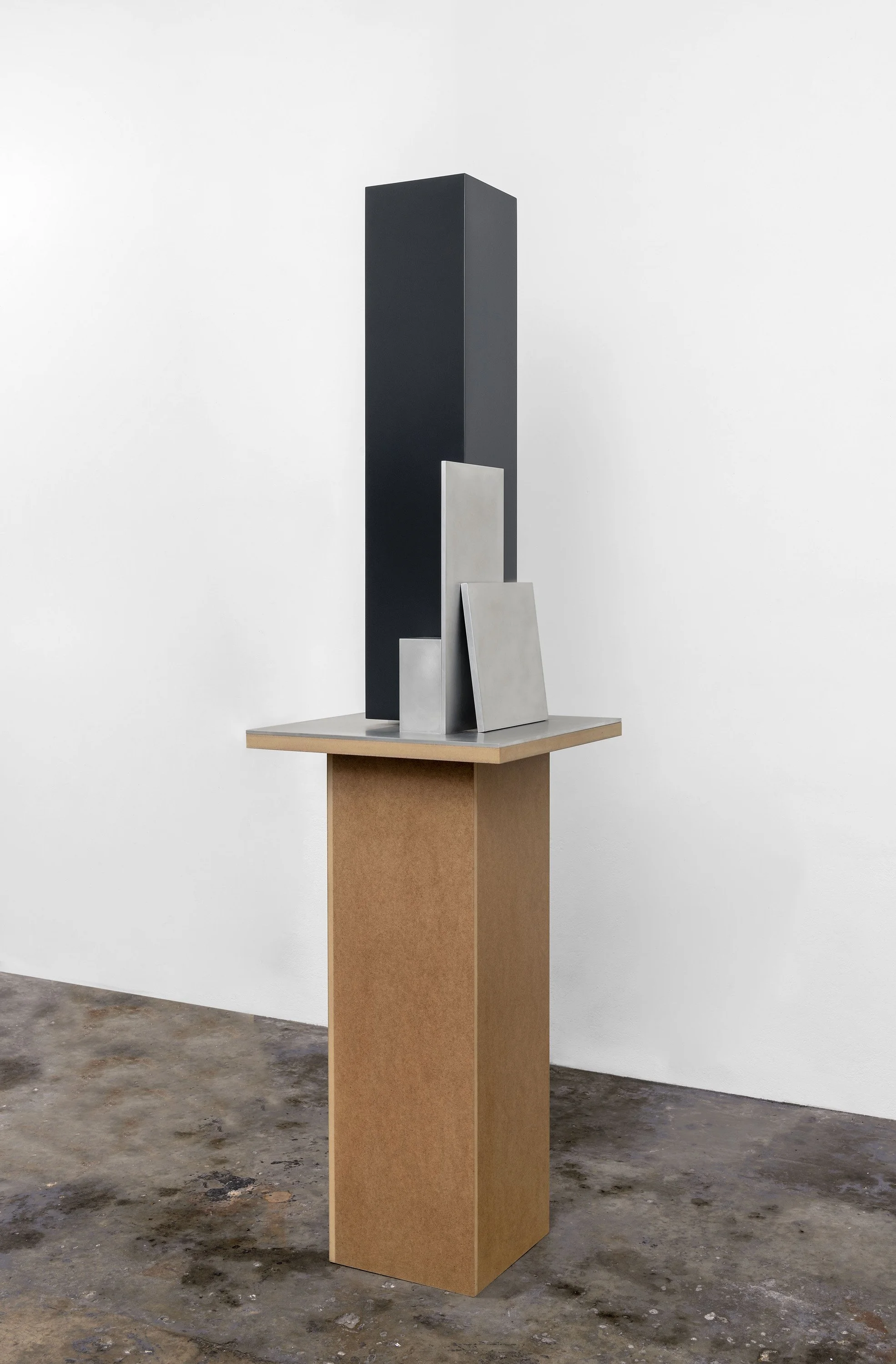 Amparo Tormo | La Duda, 2010 | paint, aluminum, stainless steel mirror and MDF | 228 x 59 x 59 cm 