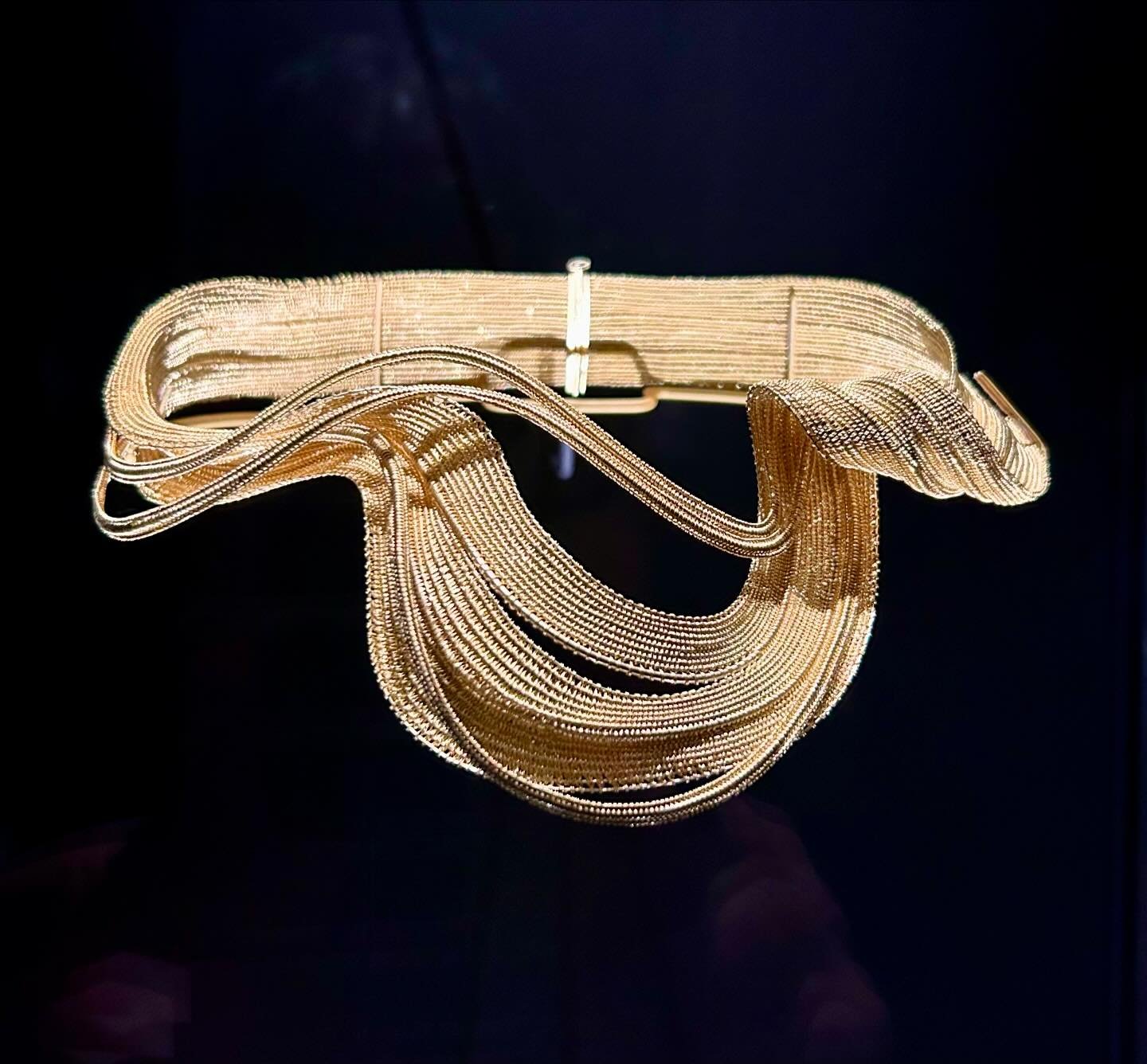 Attended a fantastic tour of the Beyond Brilliance exhibition with curator, Emily Stoehrer at the Museum of Fine Arts, Boston. Mary Lee Hu&rsquo;s sculptural chocker blew me away. She used the twining basketry technique to make this gold chocker.  #m