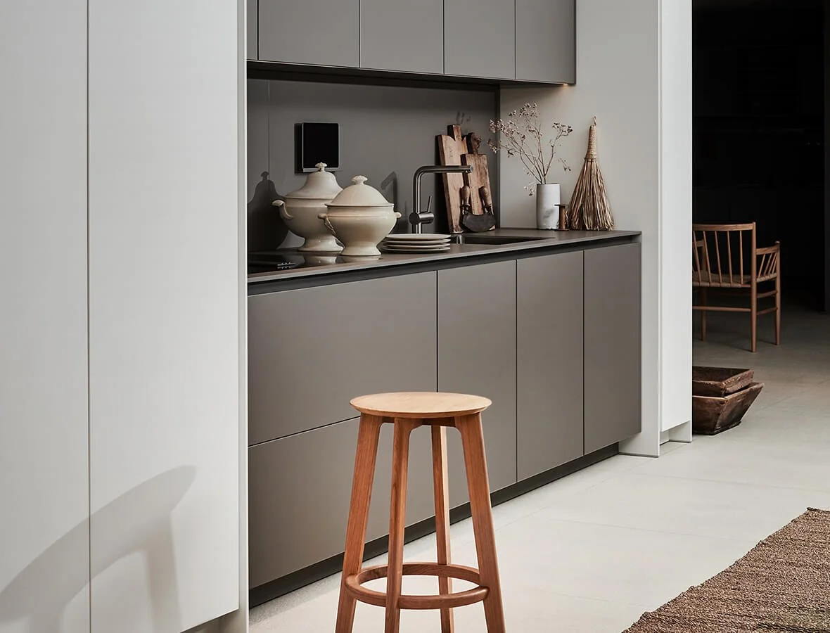 Hvitt kjøkken med gripelist