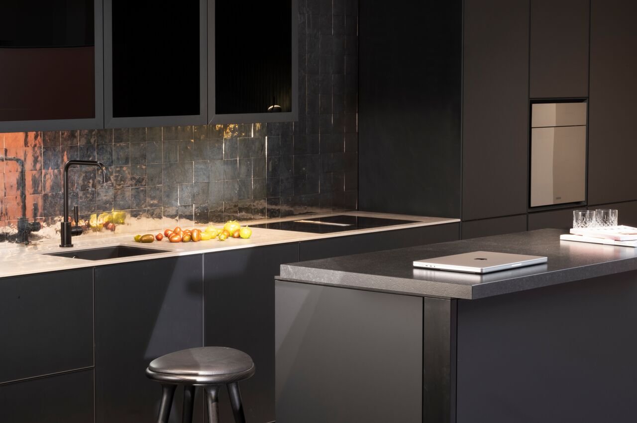 Low-Simply_Black_and_Living_Inhouse_Fair2023_Poggenpohl_2G7A6759.jpg