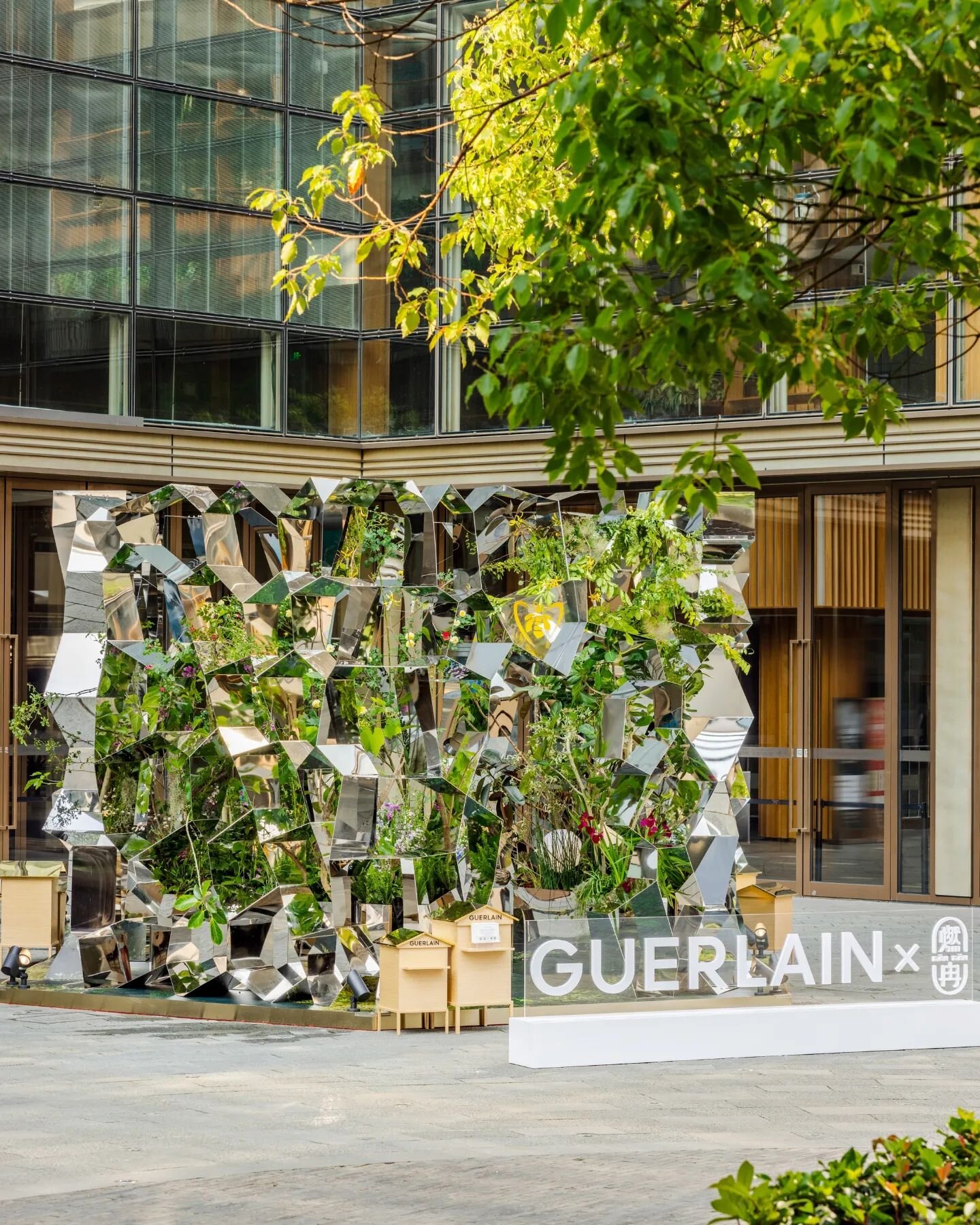 &quot;To find the garden, follow the bee&quot;, storefront installation

Transforming storefront into a sanctuary of wonder, a mesmerizing stainless-steel installation takes center stage, inviting onlookers to explore the captivating world within.
Do