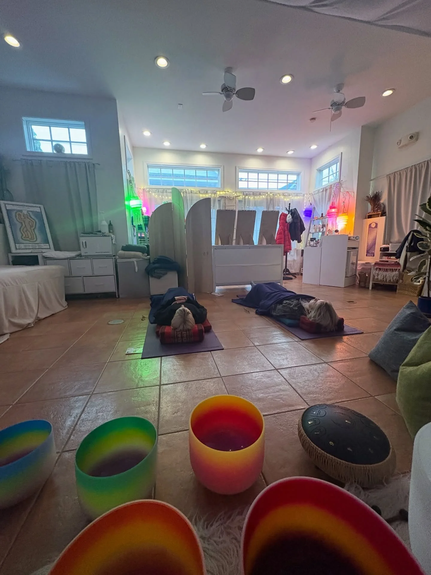 @whoistanners in a deep meditation state at Sole Luna 🌖 

Matt &amp; Tom we&rsquo;re both beaming after class today 😌

Grateful for you all 💙🩵🤍

#solelunaptown #soundbathmeditation #ptown