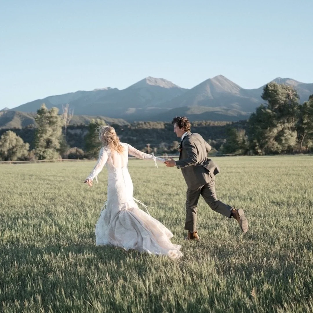 Nothing sweeter than june in Colorado with live music and mountain views

Venue: @howardcreekfarm
Photographer: @madelinejstudios
Floral: @phytologyflowers
Catering: @silverdollarsaloonleadville
Band: @diamondempireband
Hair: @honeysalon__