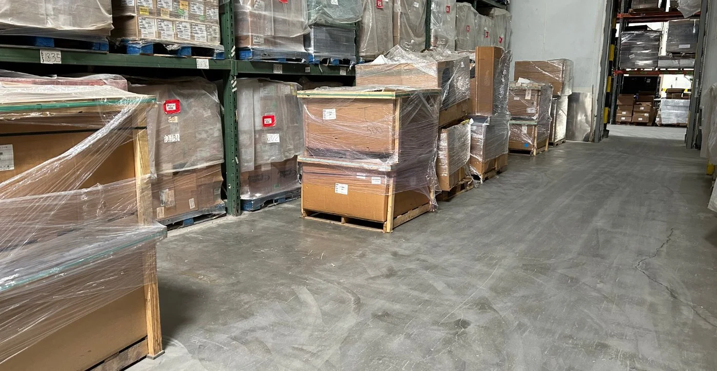 Filas de tarimas en racks dentro de la bodega de DIR