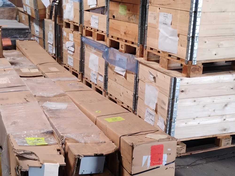 Filas de excedente nuevo en cajas: ruedas motrices para montacargas y actuadores lineales en tarimas EPAL