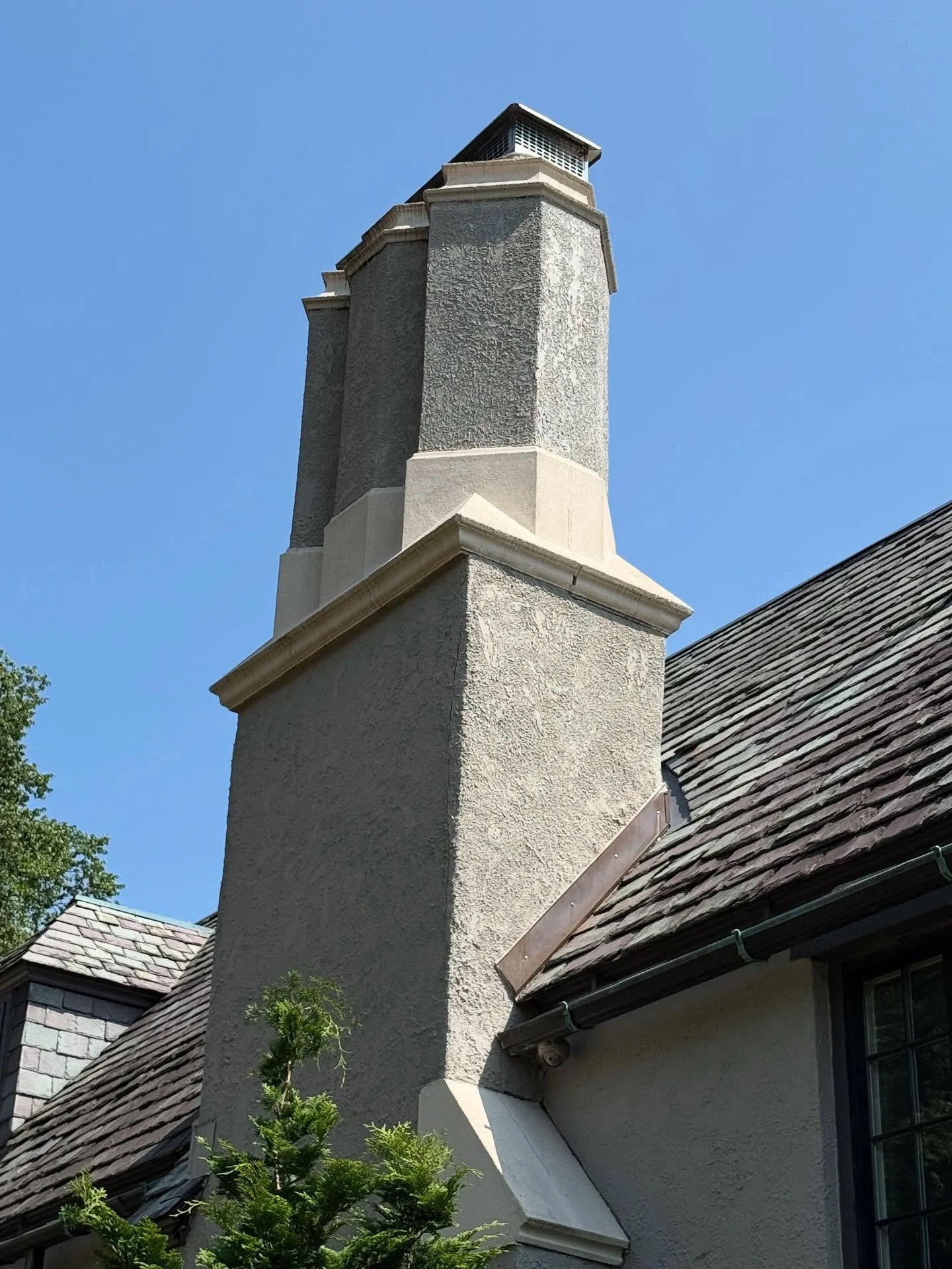 The back of this house is impressive. Impressive how bad the recent work that we have to redo!!