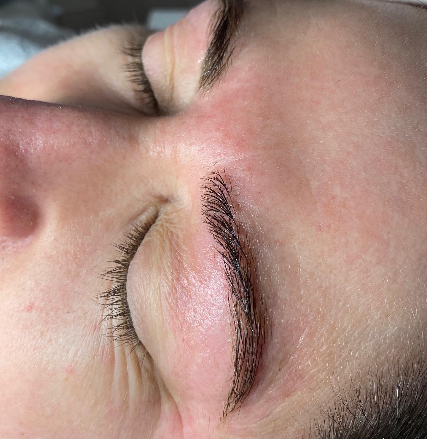 Men and women use electrolysis treatments to sharpen their brow line and permanently remove strays. No more tweezing, shaving or waxing❗️#cthairremoval #electrolysisofwallingford @electrolysisbynaz #electrolysis #waxing #tweezing #threading #plucking