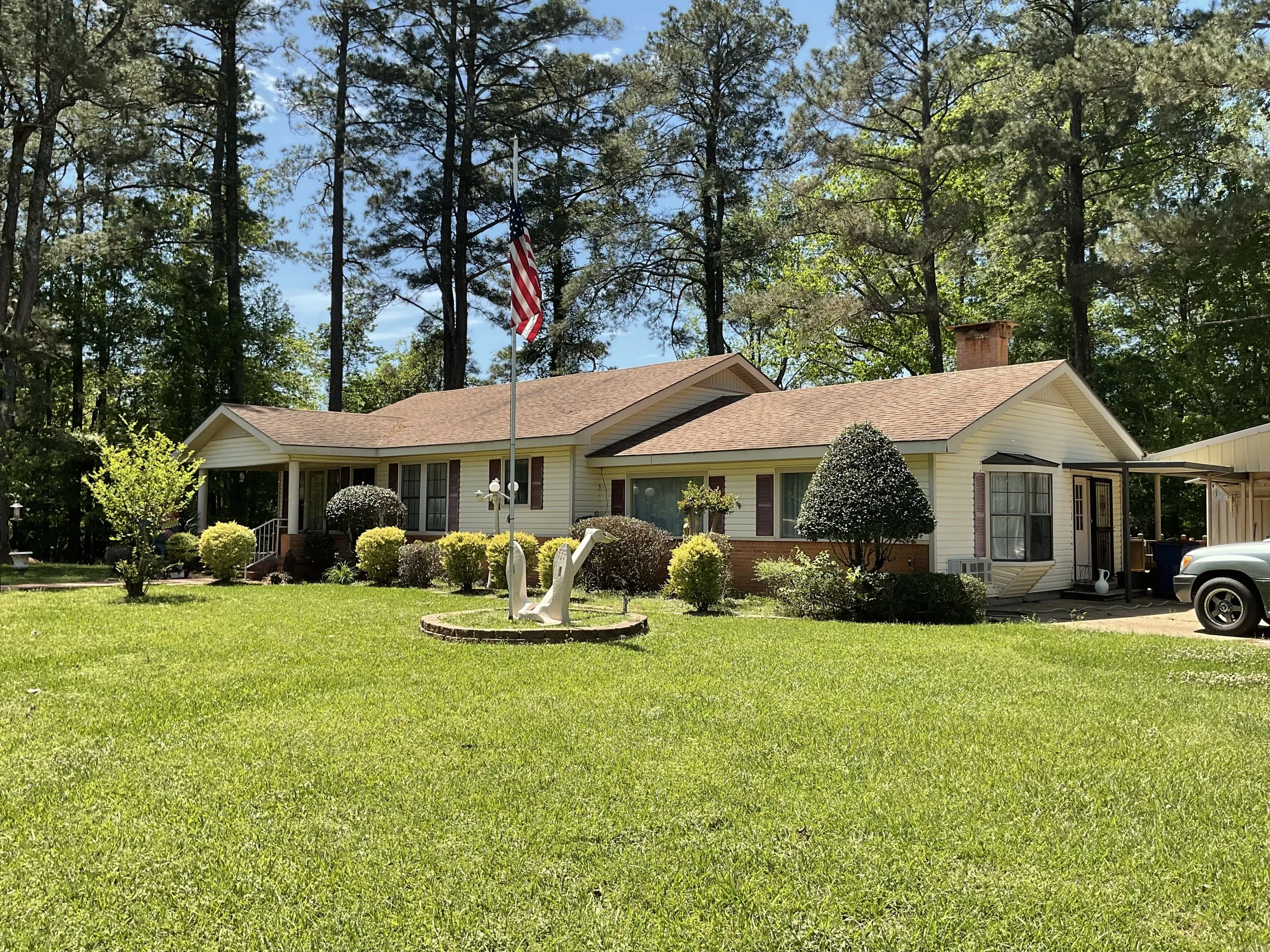 8558 Hwy 127 S       Jena, La 71342  //  $225,000