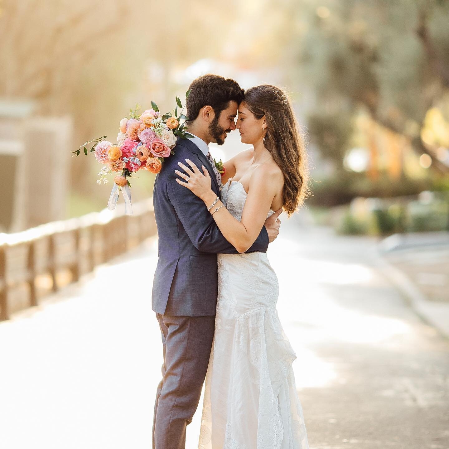 That lighting&hellip;taking in those much needed moments which go by too quickly ✨ 
📷 | @wildwhim 
📋 | @weddingswithangie 
💐 | @_tinyvictories 

#weddingdetails #weddingplanning #santabarbarawedding #zooweddings #weddingswithangie #partialplanning