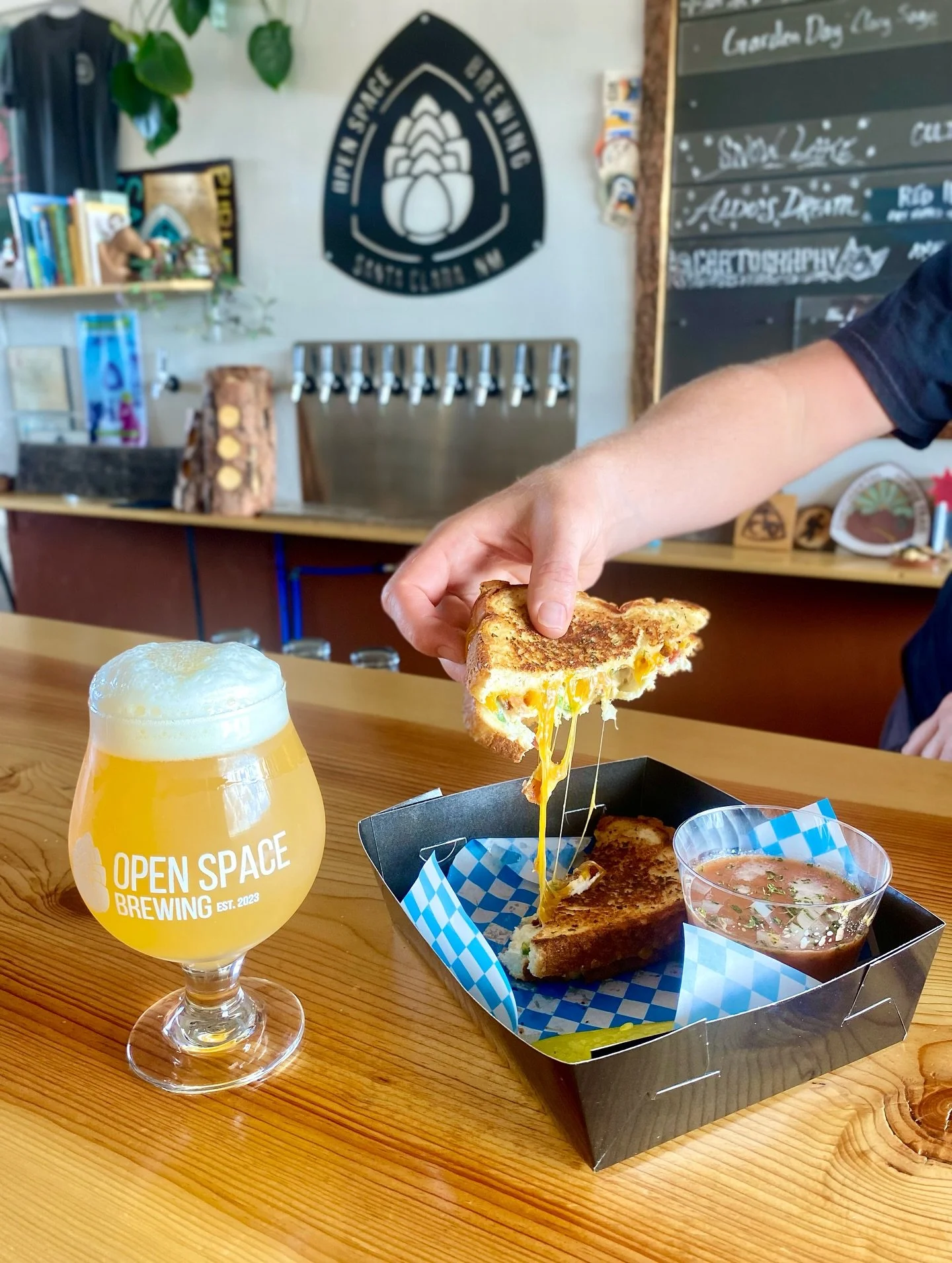 Our newest release 🍺 Snow Lake Cold IPA 6.8% ABV is tasting amazing with &ldquo;The Hot Shot&rdquo; grilled cheese from @thedizzydiner ❤️&zwj;🔥❤️&zwj;🔥❤️&zwj;🔥 Bright citrus hoppy combo with melty jalape&ntilde;o cream cheese and bacon will blow 