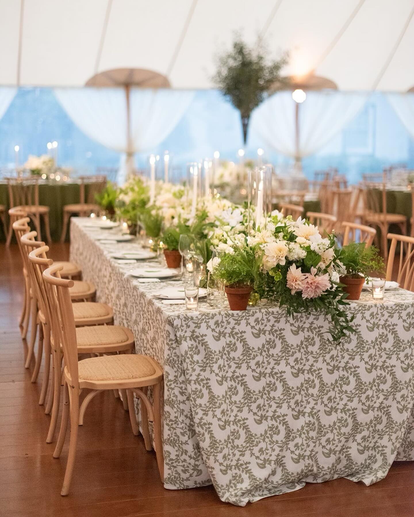 &lsquo;Black-tie but make it Shelter Island&rsquo; #nailedit
.
.
.
Florals | @sagharborflorist 
Planning | @clairebeanevents 
Photography | @laurenlarsenstudio with 2nd photography by @lina_shteyn / rep @pairwedco 
Venue | @pridwin 
@kbwalker12 @jord