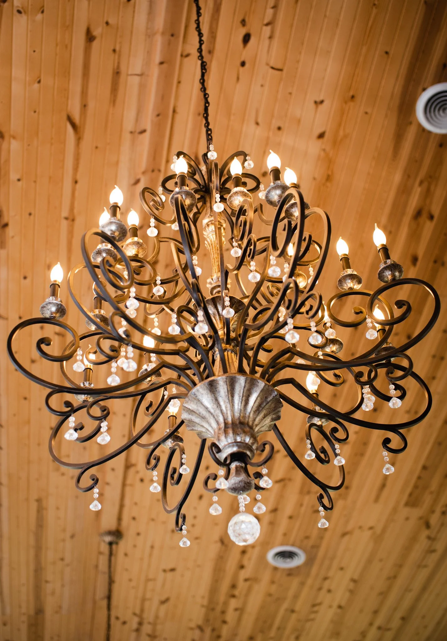 This is a scenic boho elegant rustic view of the inside of the award-winning reception hall outdoor mansion wedding venue Rosewood Manor in Miamisburg at Magnolia Estate. Surrounded by the Greater Dayton, Columbus, and Cincinnati areas. 