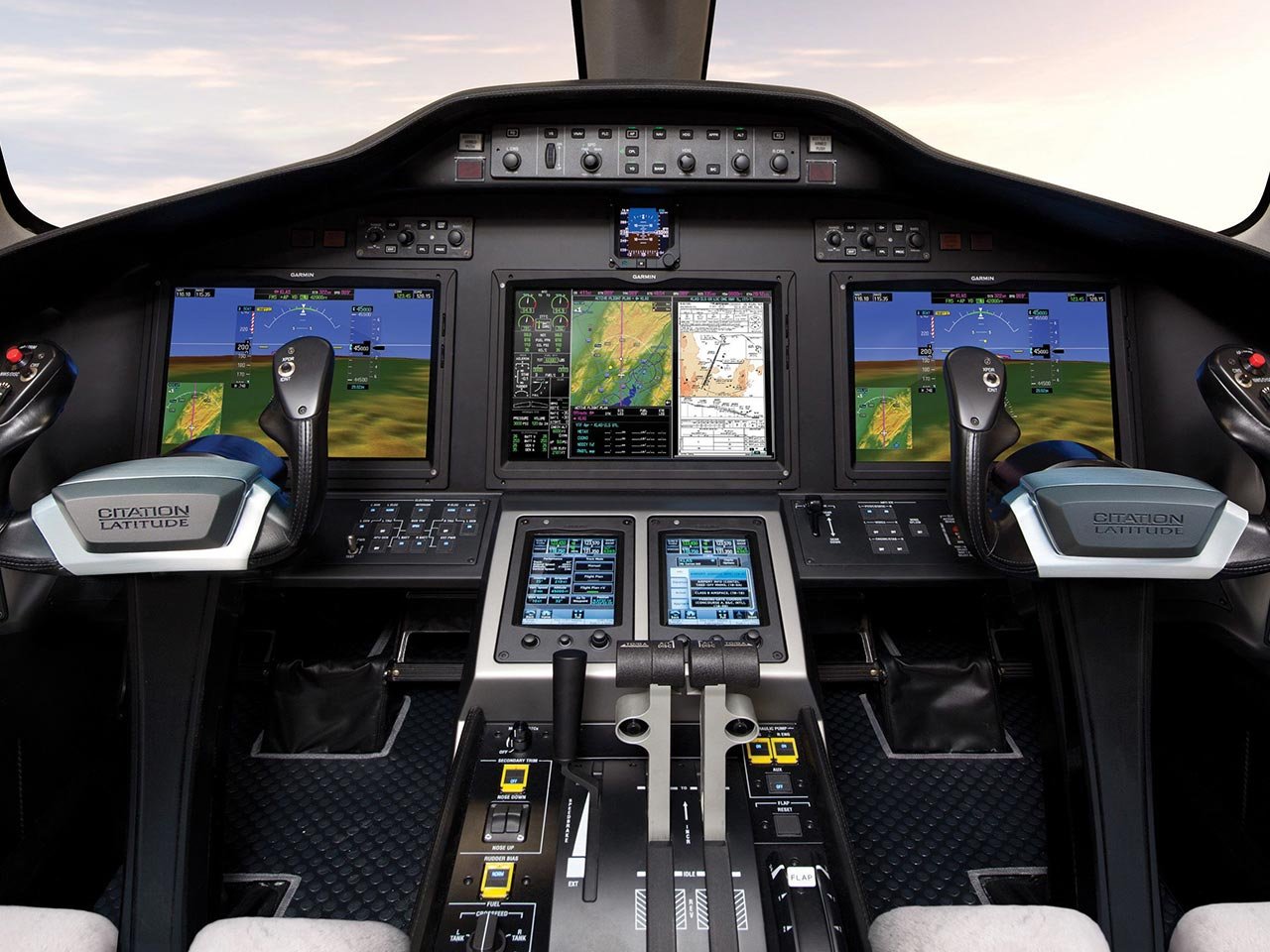 cessna-citation-latitude-cockpit.jpg