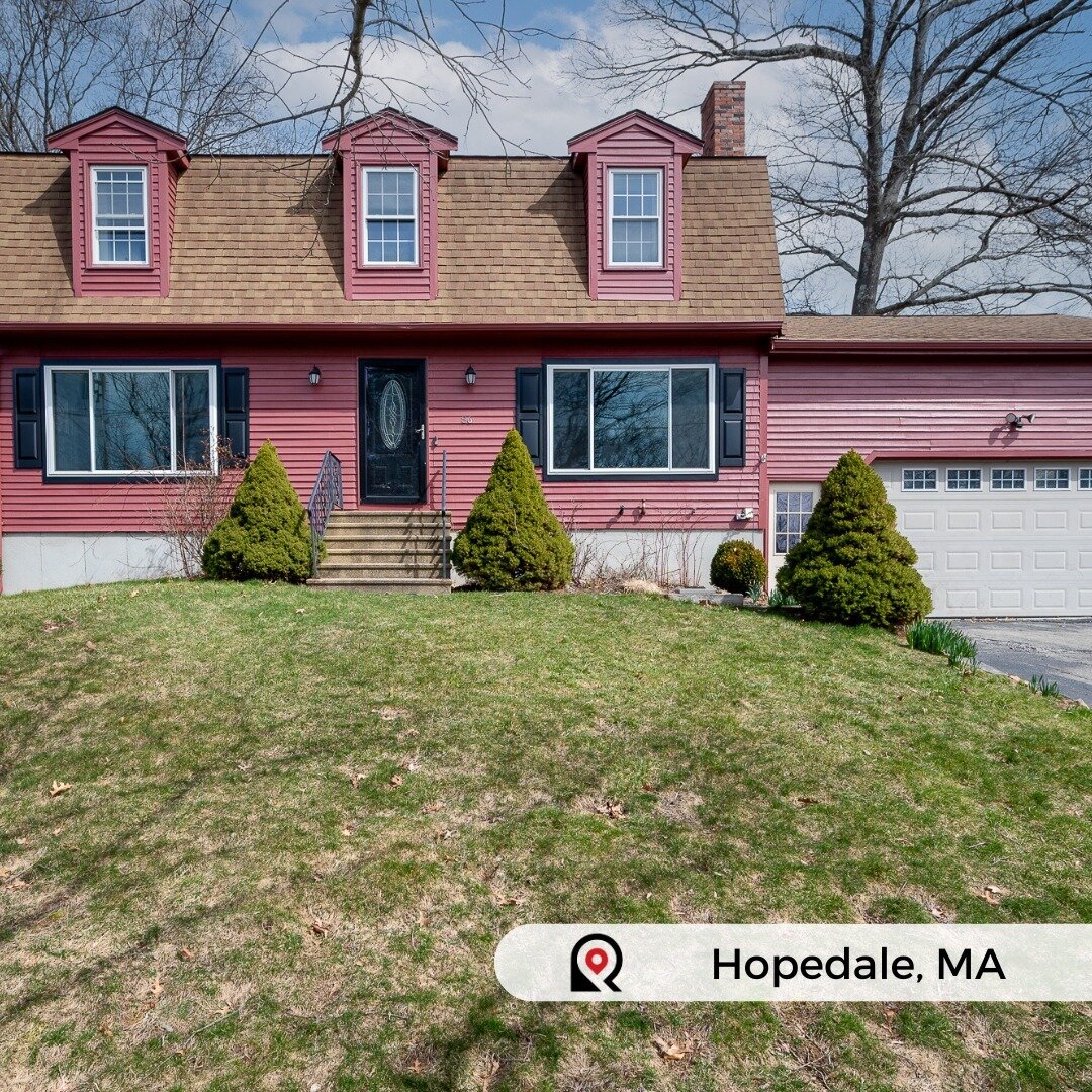 🤞🏼Hope(dale)ing this ones your next home!
Just Listed in Hopedale, MA - 86 Jones Road 🌟
Offered at $635,000

🛏️ 4
🛁 3
🚗 1

☀️Sunlit Kitchen with separate dining area
🏊🏼 Above ground pool
🏡 Fenced in backyard

🐣Open Houses this weekend!
Satu