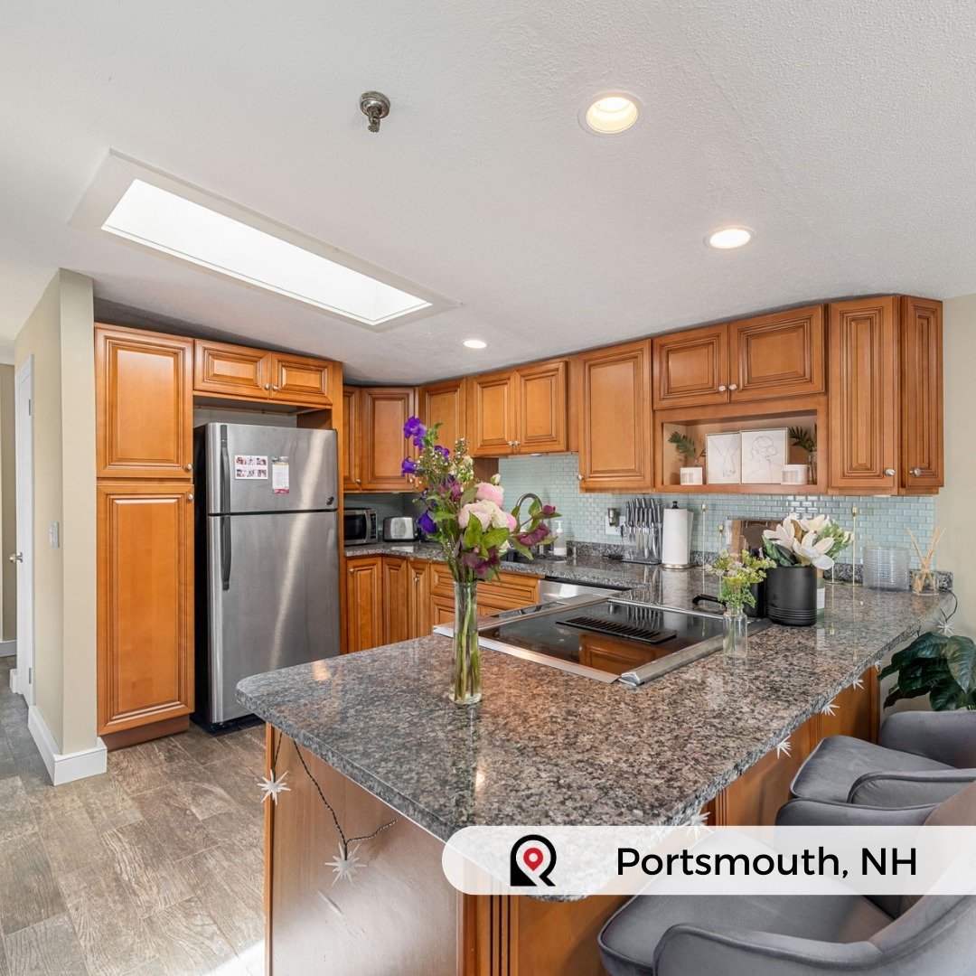 📍80 Fleet Street Unit 5-7 Portsmouth, NH
Offered at $450,000

🛏️1
🛁1

Prime penthouse living in Portsmouth! Fully furnished, breathtaking views, and top-notch amenities. Your investment opportunity awaits!

#penthouse #portsmouthnh #investmentprop