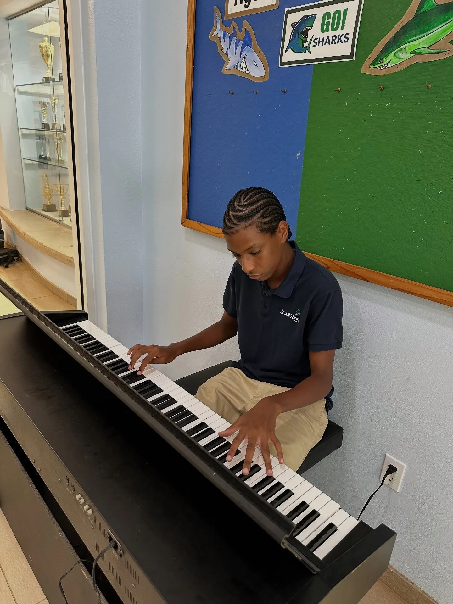 🎹 We are so excited to share the Community Piano located outside of the Bank of Bermuda Foundation Performing Arts Facility. 🎶 

#practicemakesprogress  #sharethemusic
