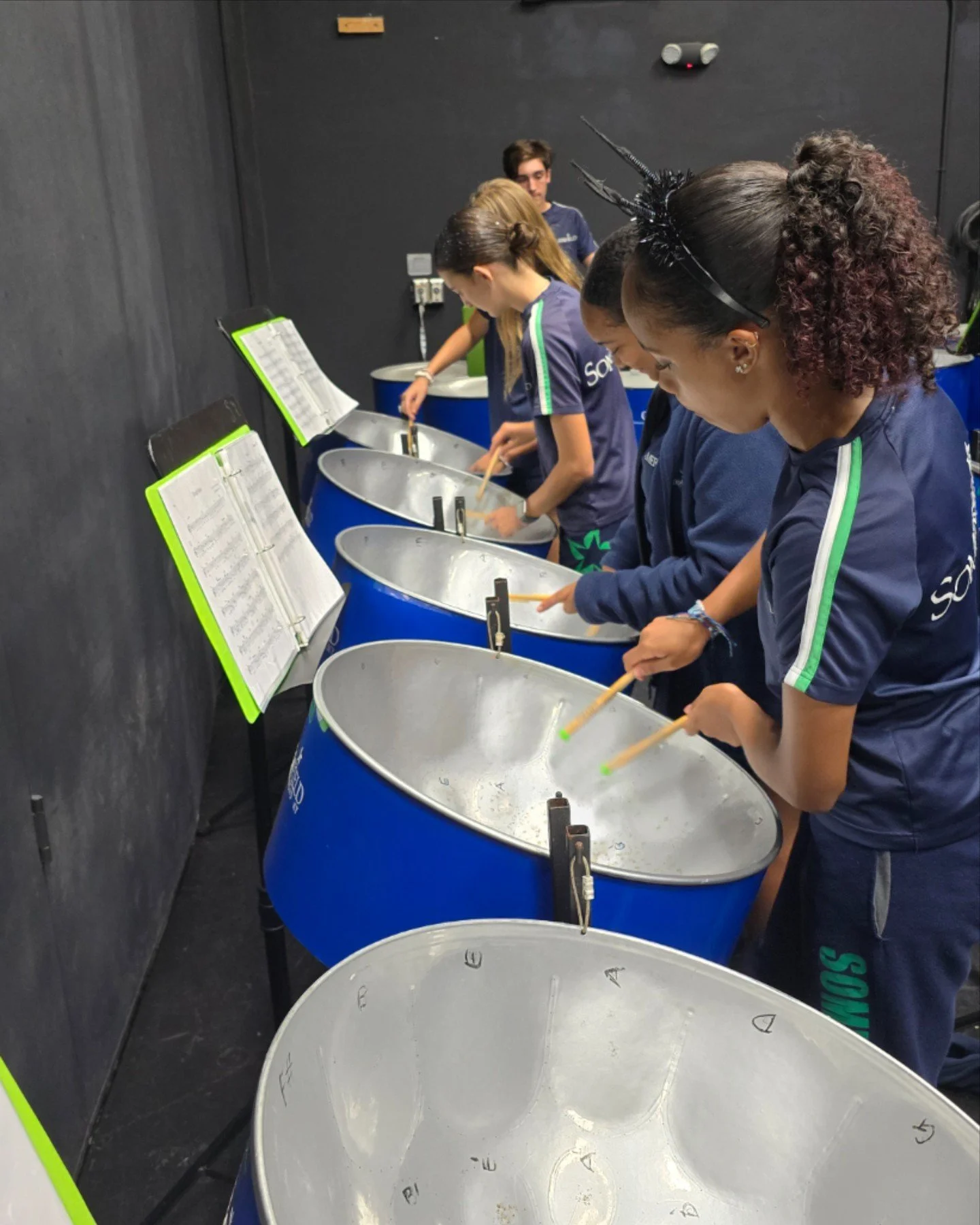 The steel pans are filling the hall with festive sounds as they rehearse Sleigh Ride and other Holiday favourites!

#SomersfieldAcademy #SomersfieldSteelPans #BermudaSteelPans