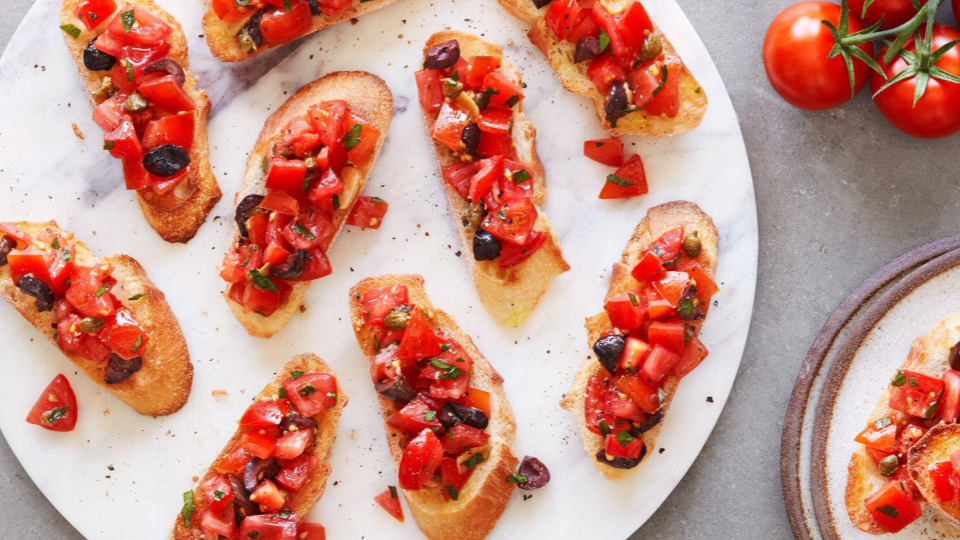Chefs and Farmers Agree: This Is How to Spot the Juiciest Tomatoes at the Grocery Store