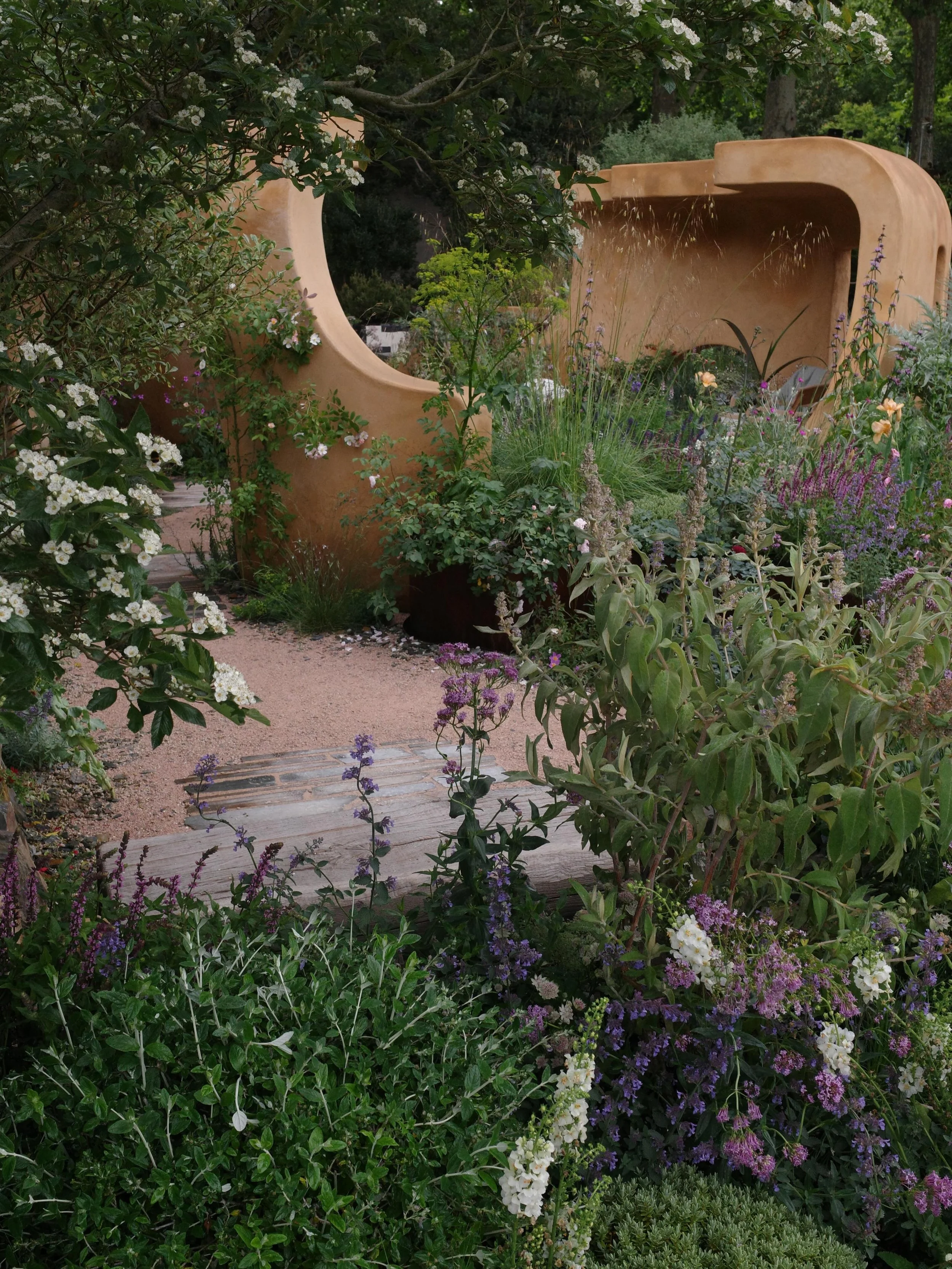 Chelsea 2026 (4/16)

The Lady Garden Foundation &lsquo;Silent No More&rsquo; Garden by @darrenhawkeslandscapes 

5 big bold terracotta sculptures were surrounded by beautiful soft planting, which transitioned from soft greys, pinks and blues to bolde