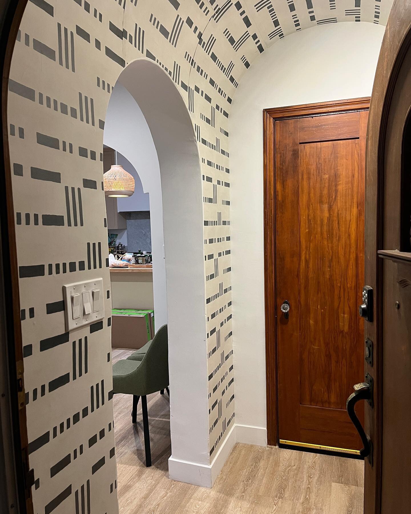 New things are coming! Check out this amazing new wallpaper install. Can&rsquo;t wait to show you the whole house 🤗👨&zwj;🎨

#zacharyjohn #zacharyjohnhome #losangelesdesign #wallpaper