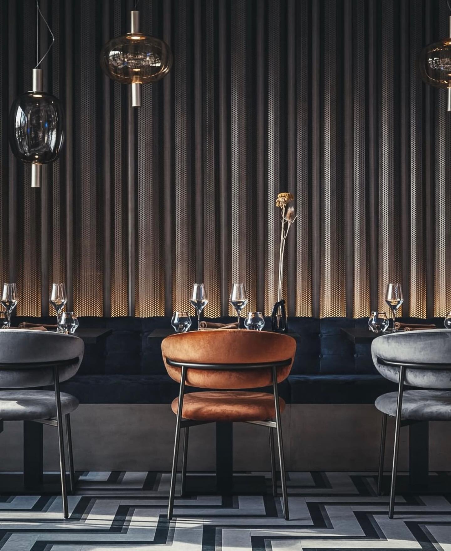 @calligaris_official sets the mood for any meal with their amazing products. Sit down and stay awhile.

#denver #colorado #residentaldesign #decor #decorinspo #decorinspiration #furnituredesign #furnituredesigner #showroom #design #designshowroom #de